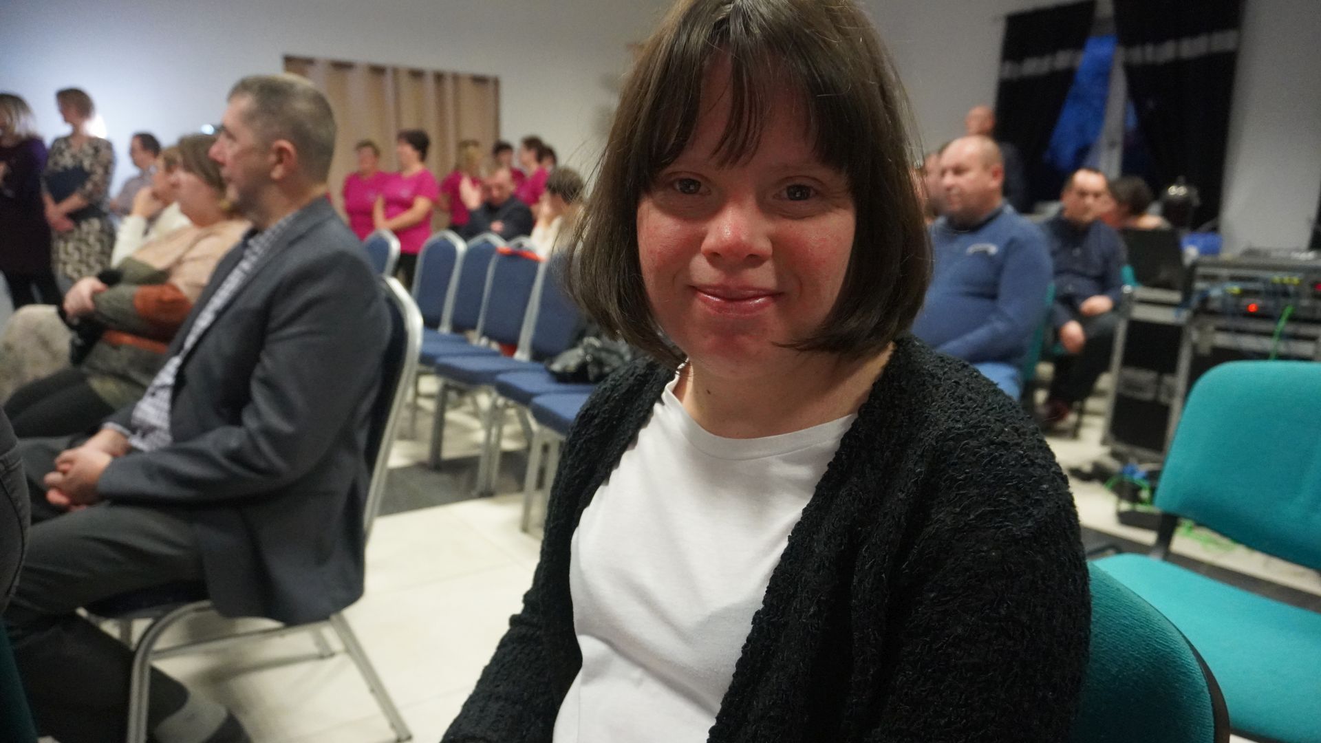 Uczestniczka Justyna podczas VI Gminnych Obchodów Międzynarodowego Dnia Osób Niepełnosprawnych w Rządzy w Gminie Stanisławów.