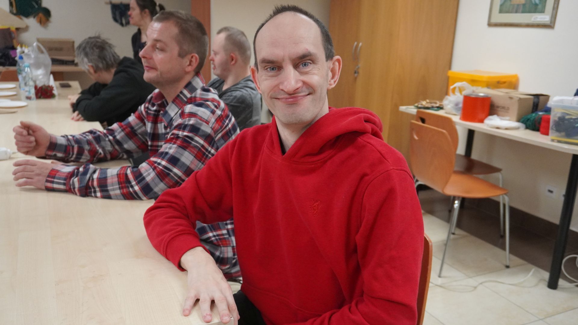 Uczestnik Paweł pozuje do zdjęcia podczas warsztatów świątecznych. 