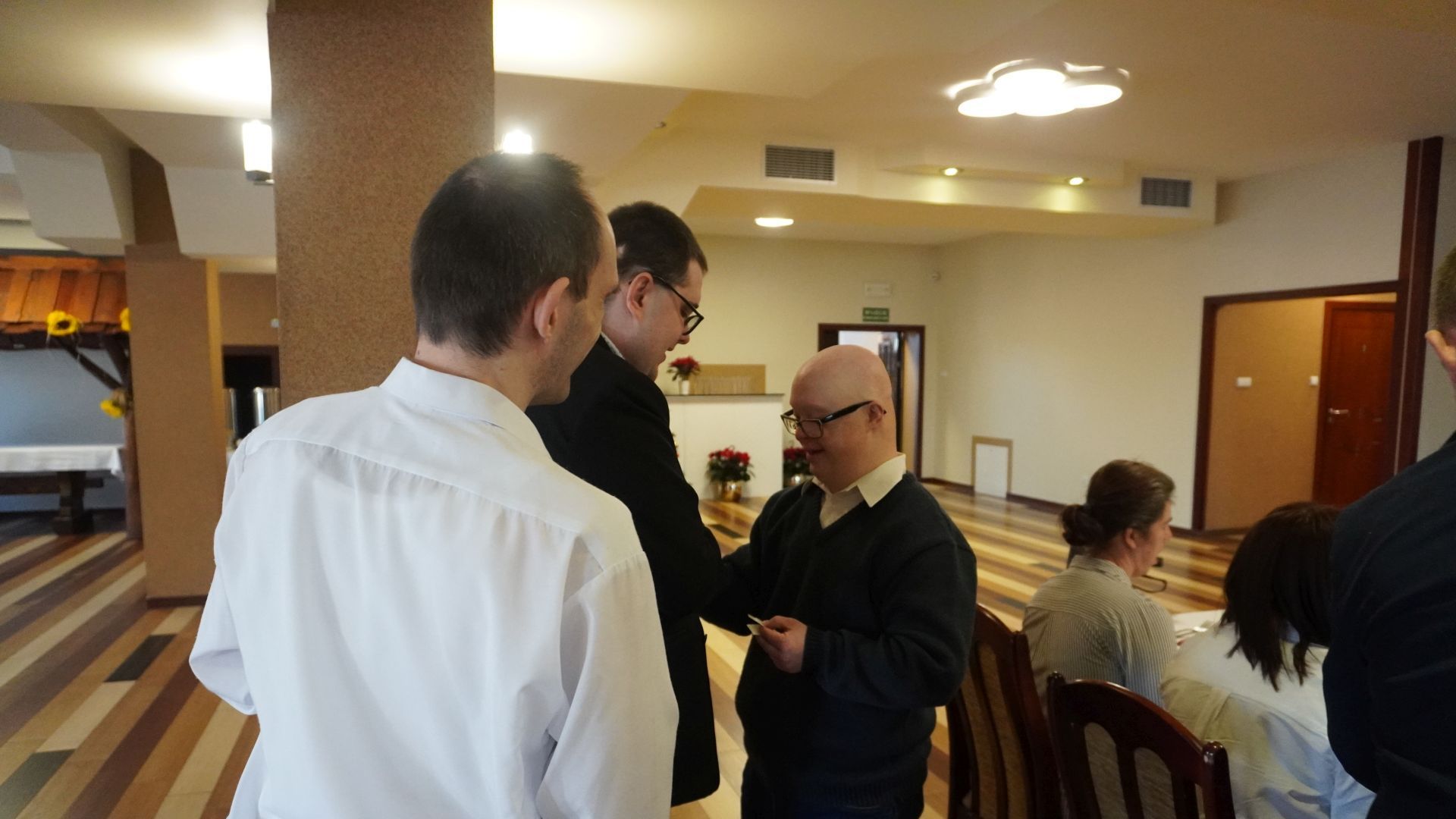 Uczestnicy dzielą się opłatkiem.