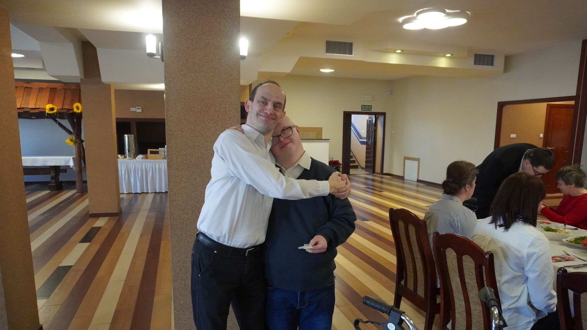 Uczestnicy Paweł i Mateusz pozują do zdjęcia. 