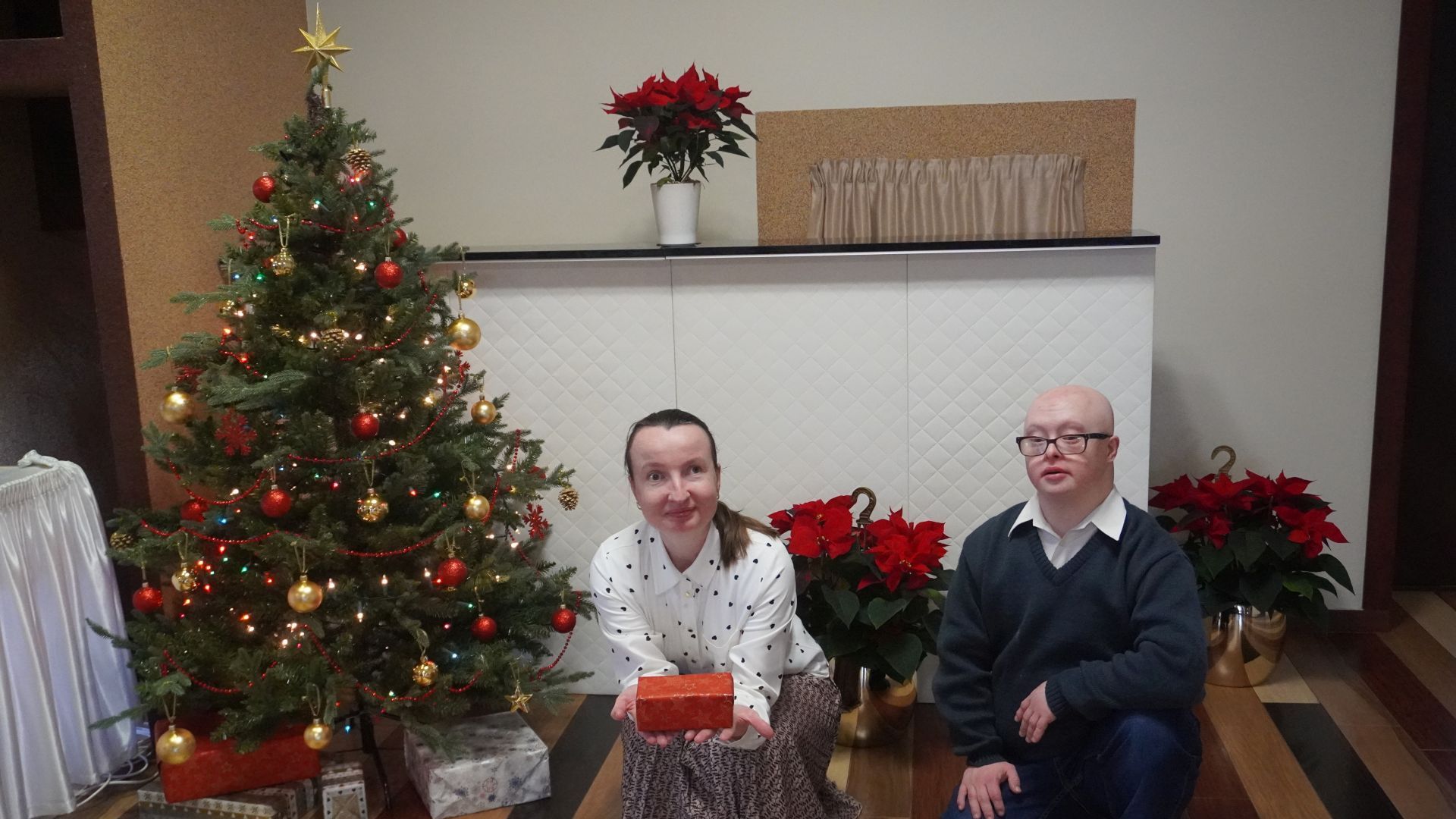 Uczestnicy Ania i Mateusz pozują do zdjęcia przy choince.