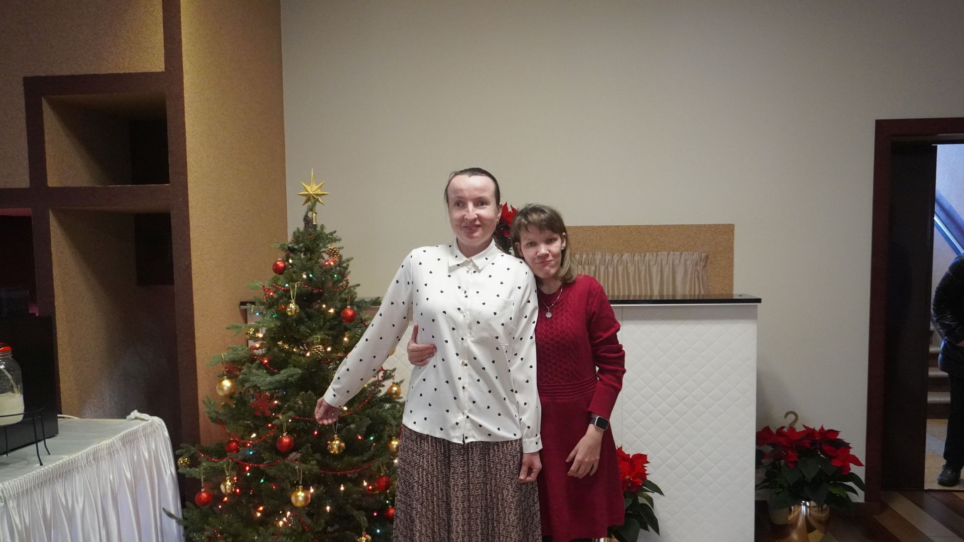Uczestniczki Anna i Małgorzata pozują do zdjęcia przy choince. 