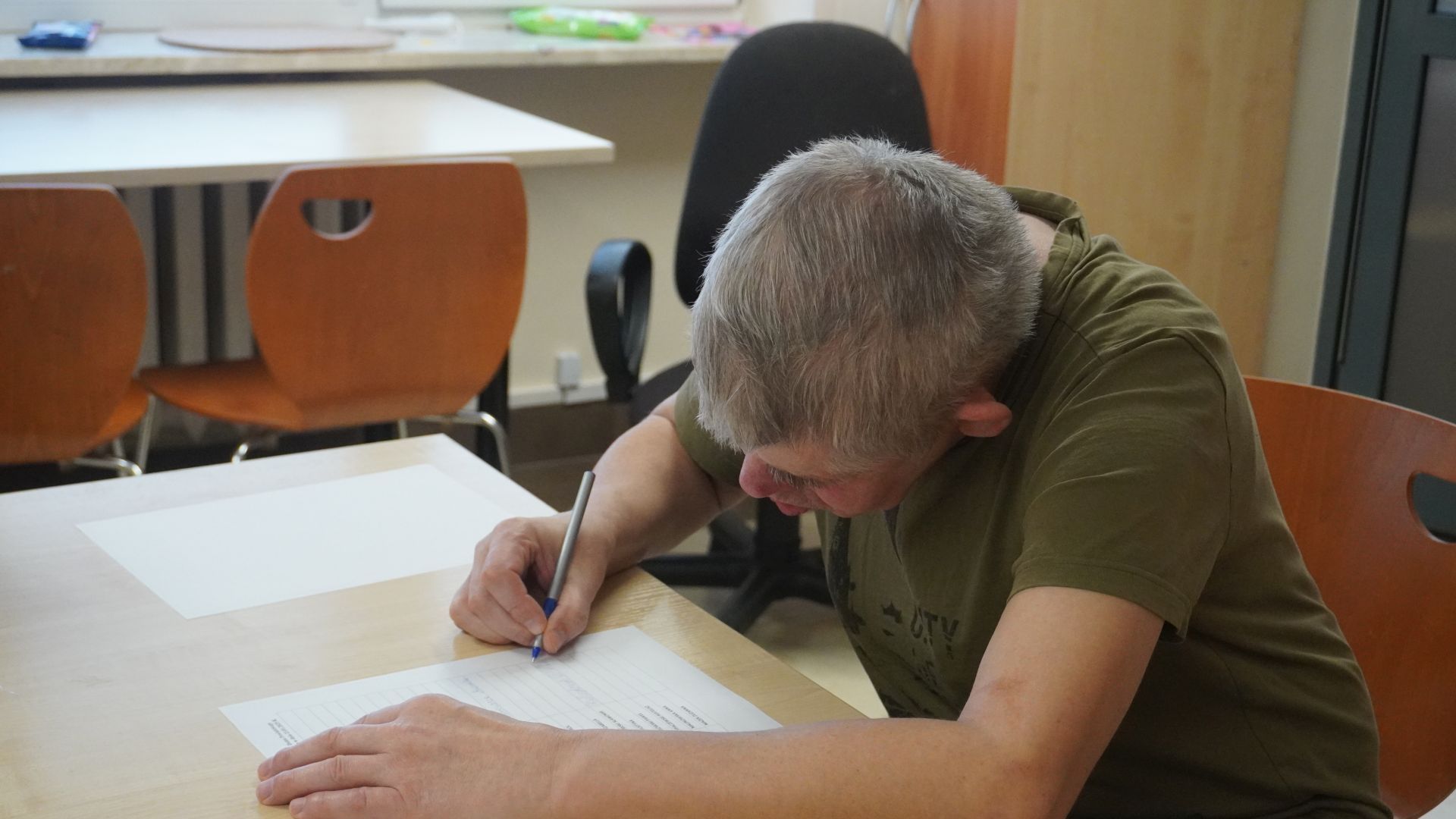 Uczestnik Sławomir podczas oddawania głosu na karcie wyborczej do Wyborów Rady Domu 2025.