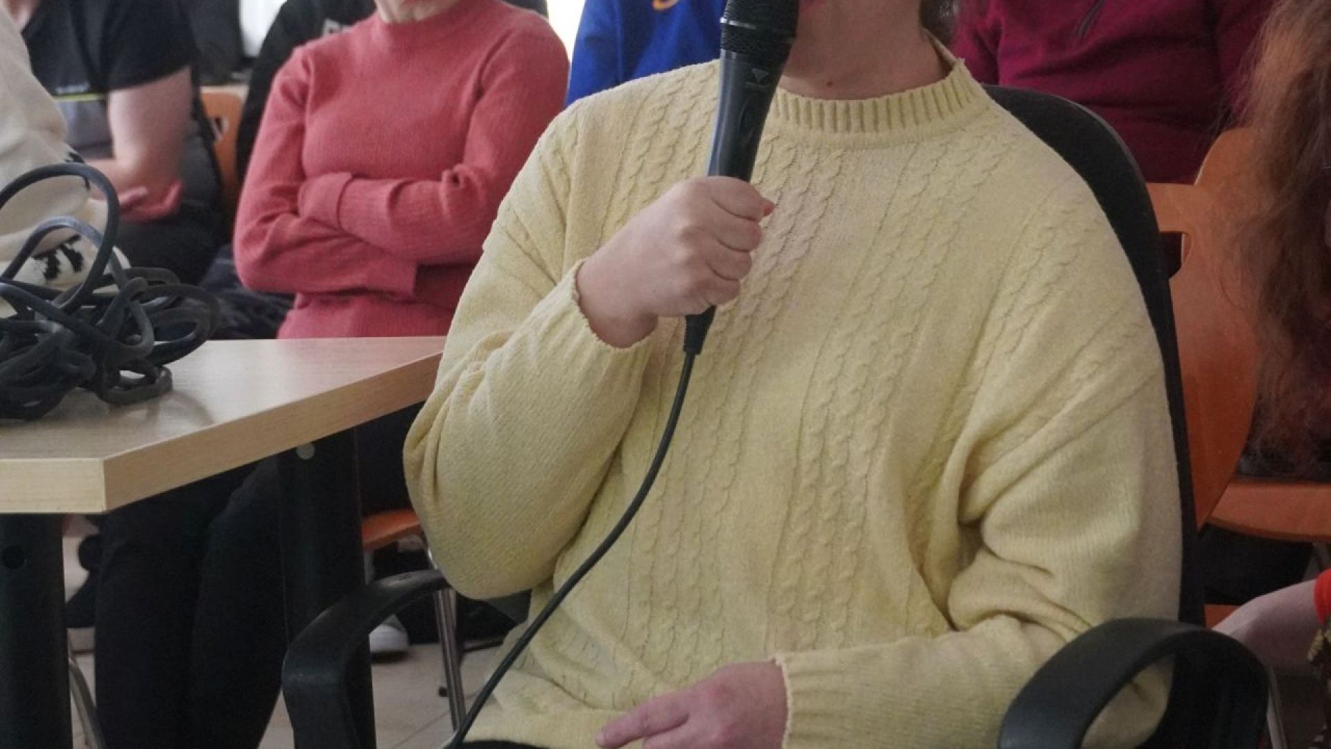 Uczestniczka Ewelina śpiewa kolędę podczas przeglądu kolęd w PŚDS.