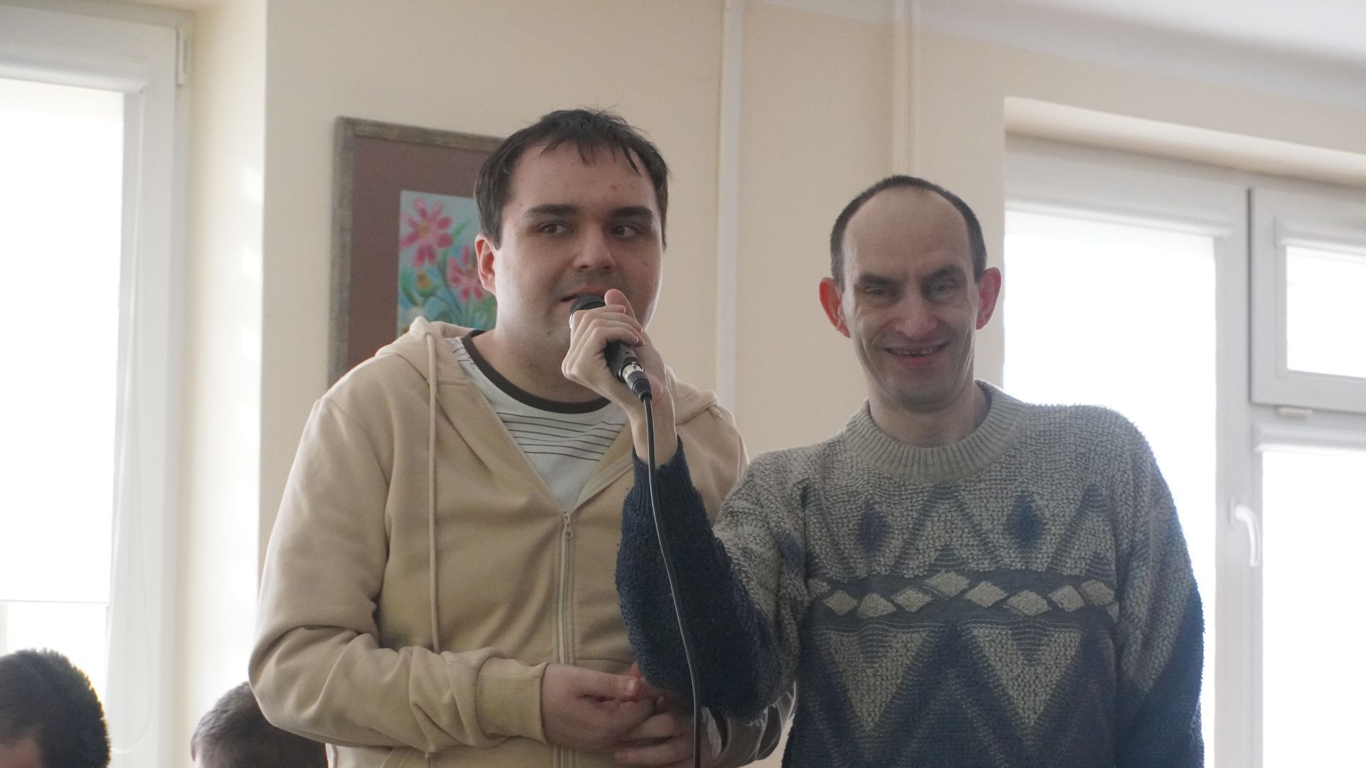 Uczestnicy Artur i Paweł wspólnie śpiewają kolędę podczas przeglądu kolęd w PŚDS.