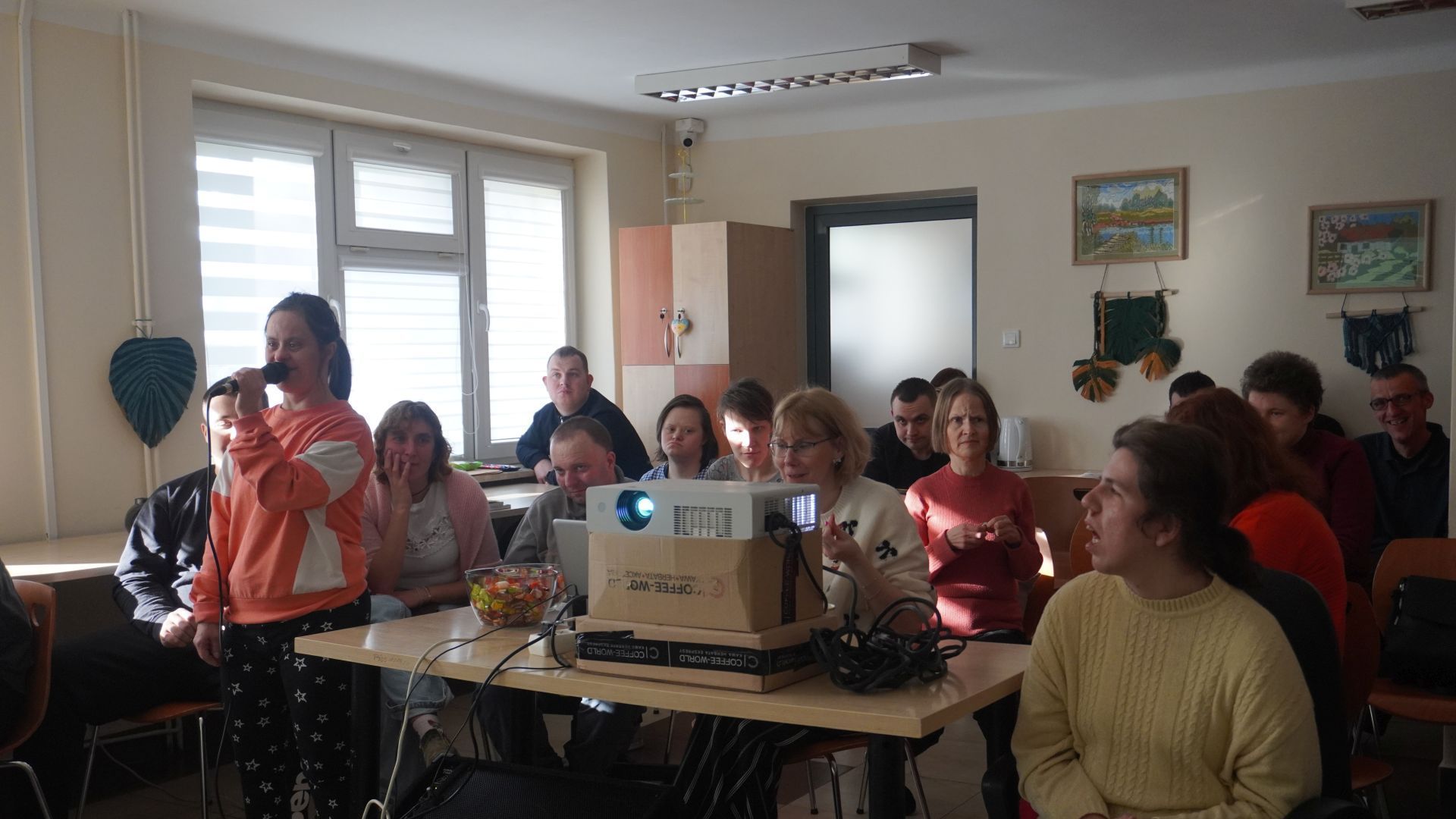 Uczestniczka Agnieszka śpiewa kolędę podczas przeglądu kolęd w PŚDS.