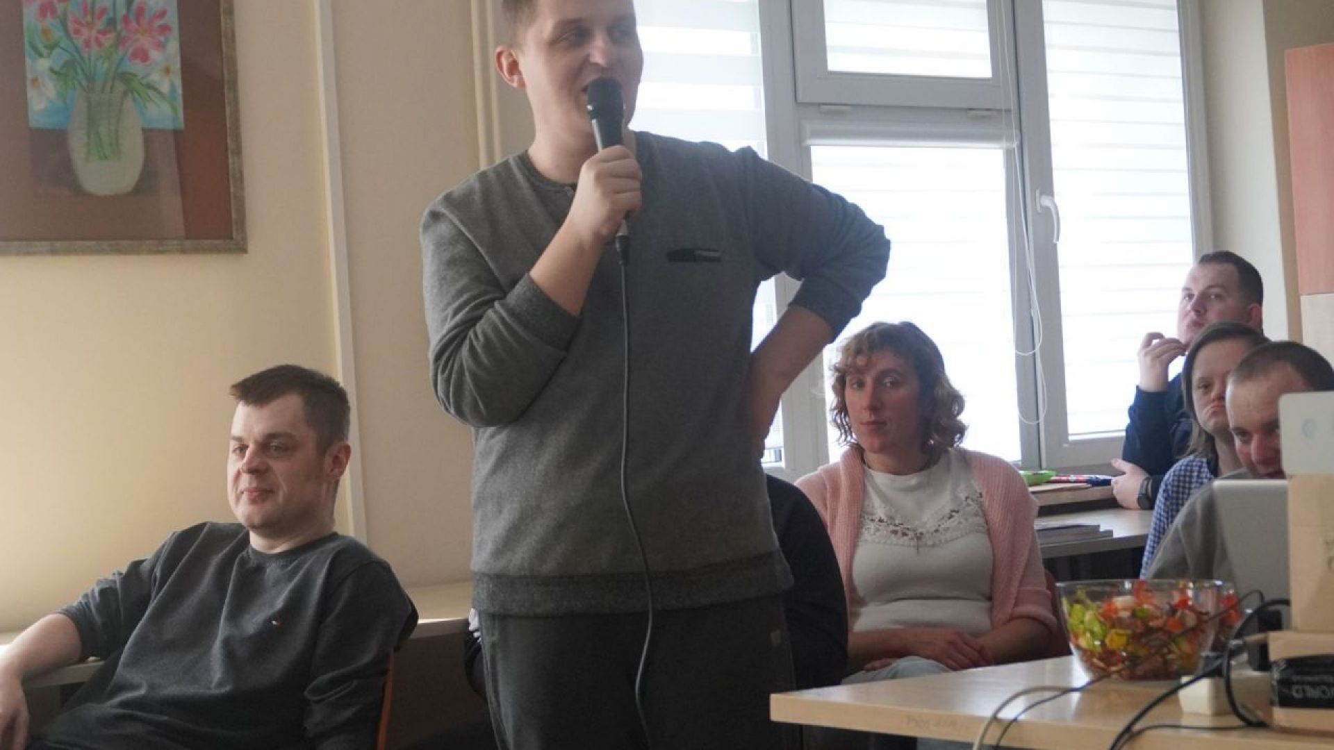 Uczestnik Damian śpiewa pastorałkę podczas przeglądu kolęd w PŚDS.