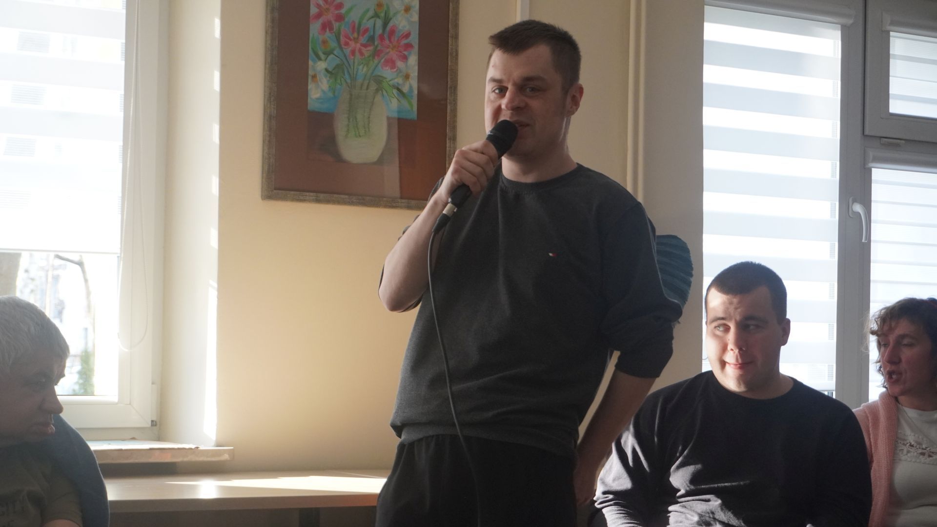 Uczestnik Łukasz śpiewa kolędę podczas przeglądu kolęd w PŚDS. 