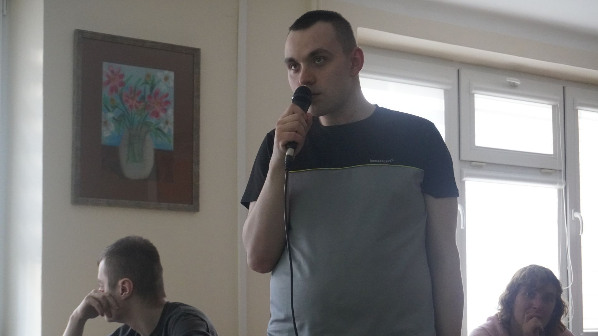 Uczestnik Paweł śpiewa kolędę podczas przeglądu kolęd w PŚDS. 