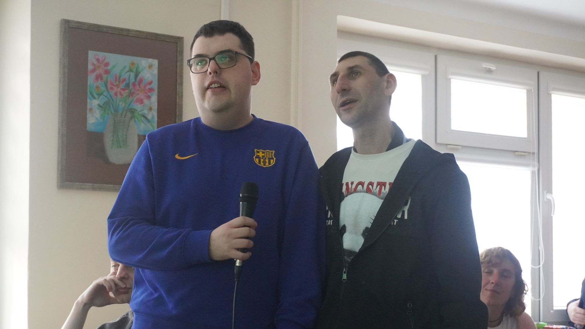 Uczestnicy Karol i Sebastian wspólnie śpiewają kolędę podczas przeglądu kolęd w PŚDS. 