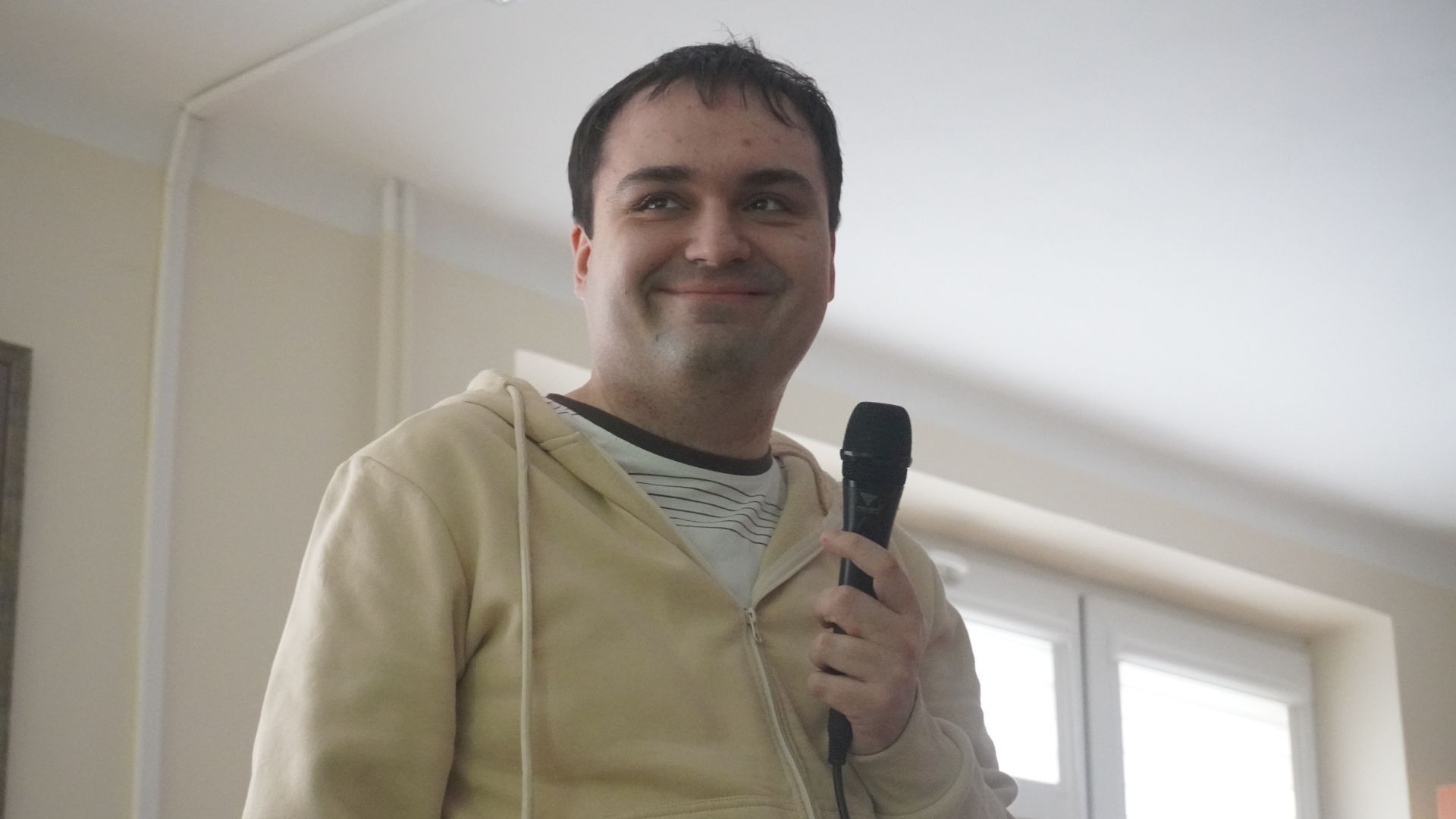 Uczestnik Artur podczas kolędowania w PŚDS. 