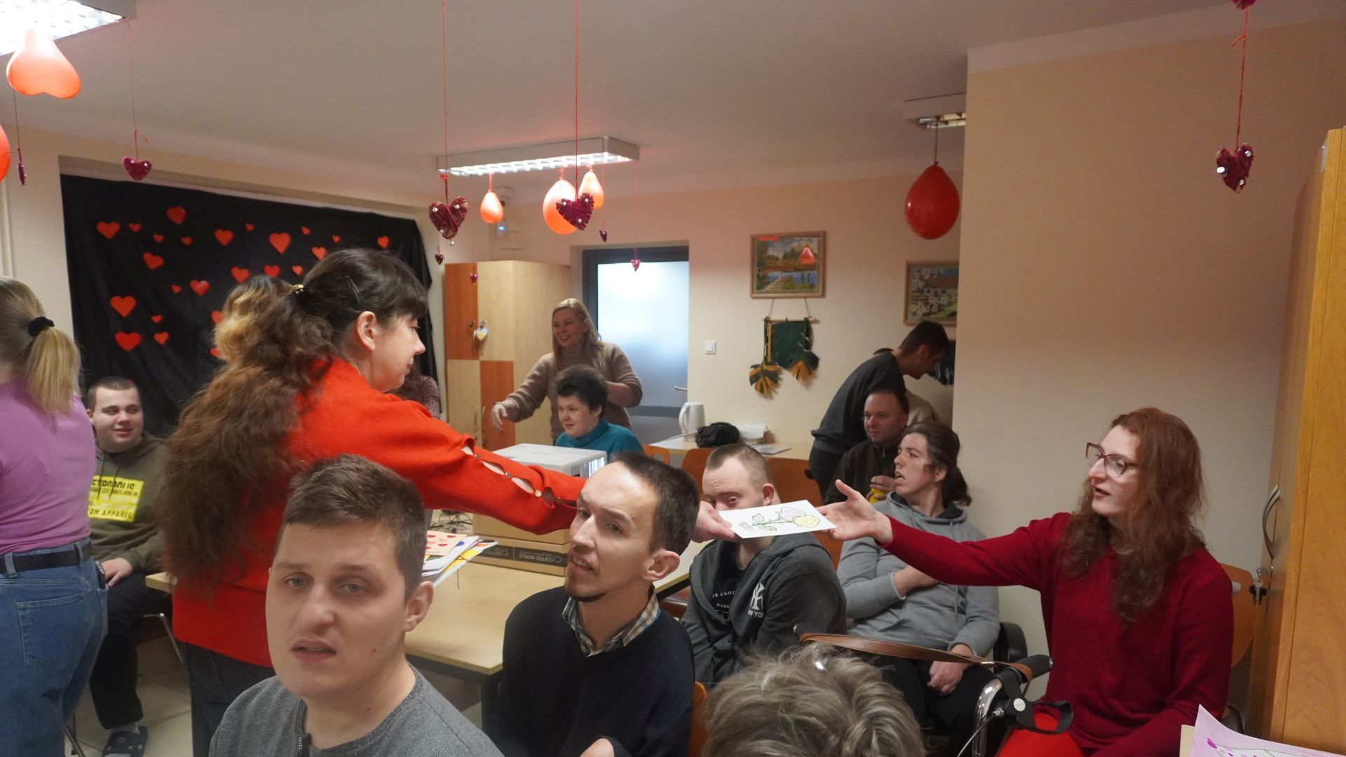 Rozdawanie poczty walentynkowej.