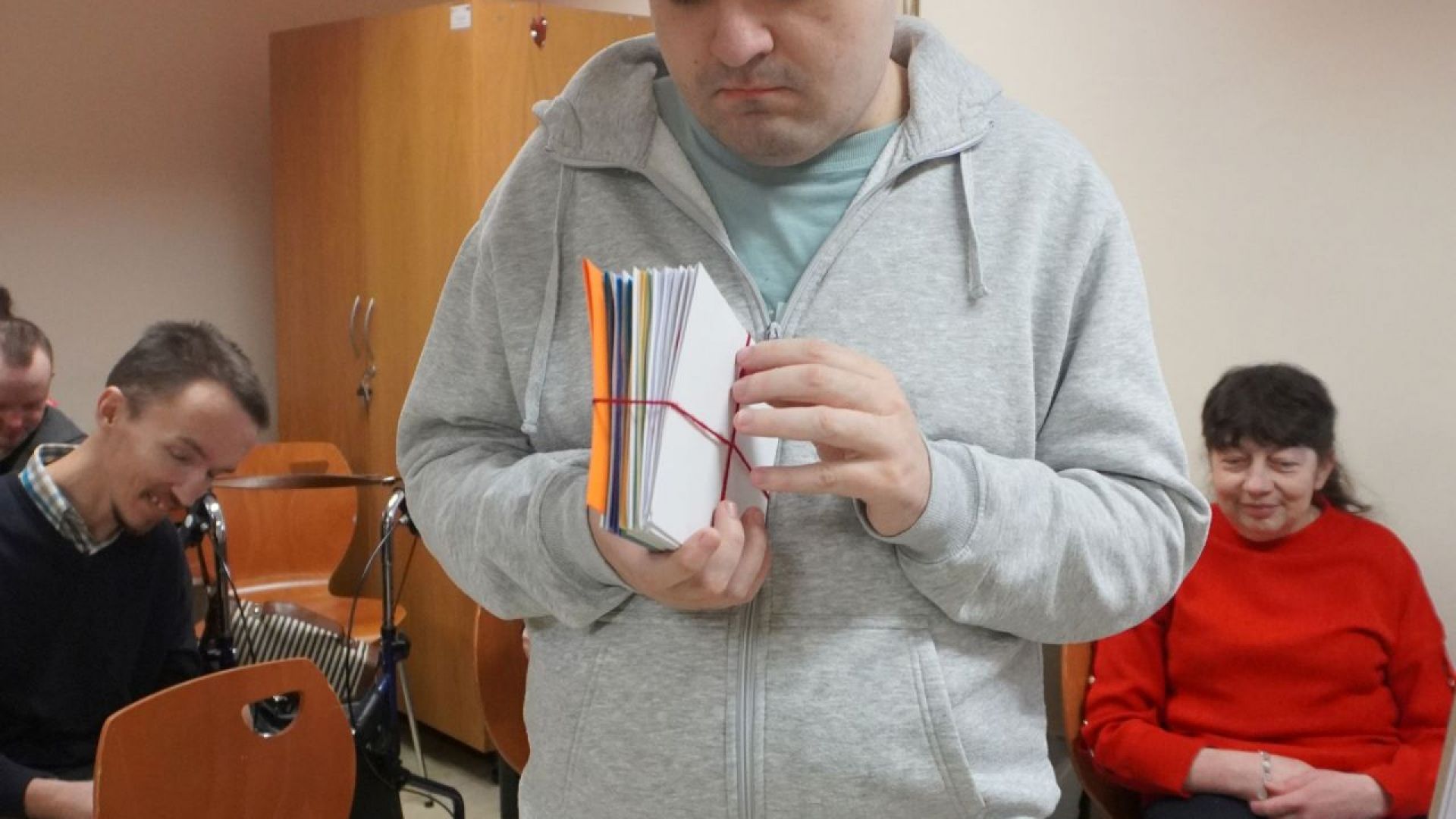 Uczestnik Artur ogląda swoje walentynki.