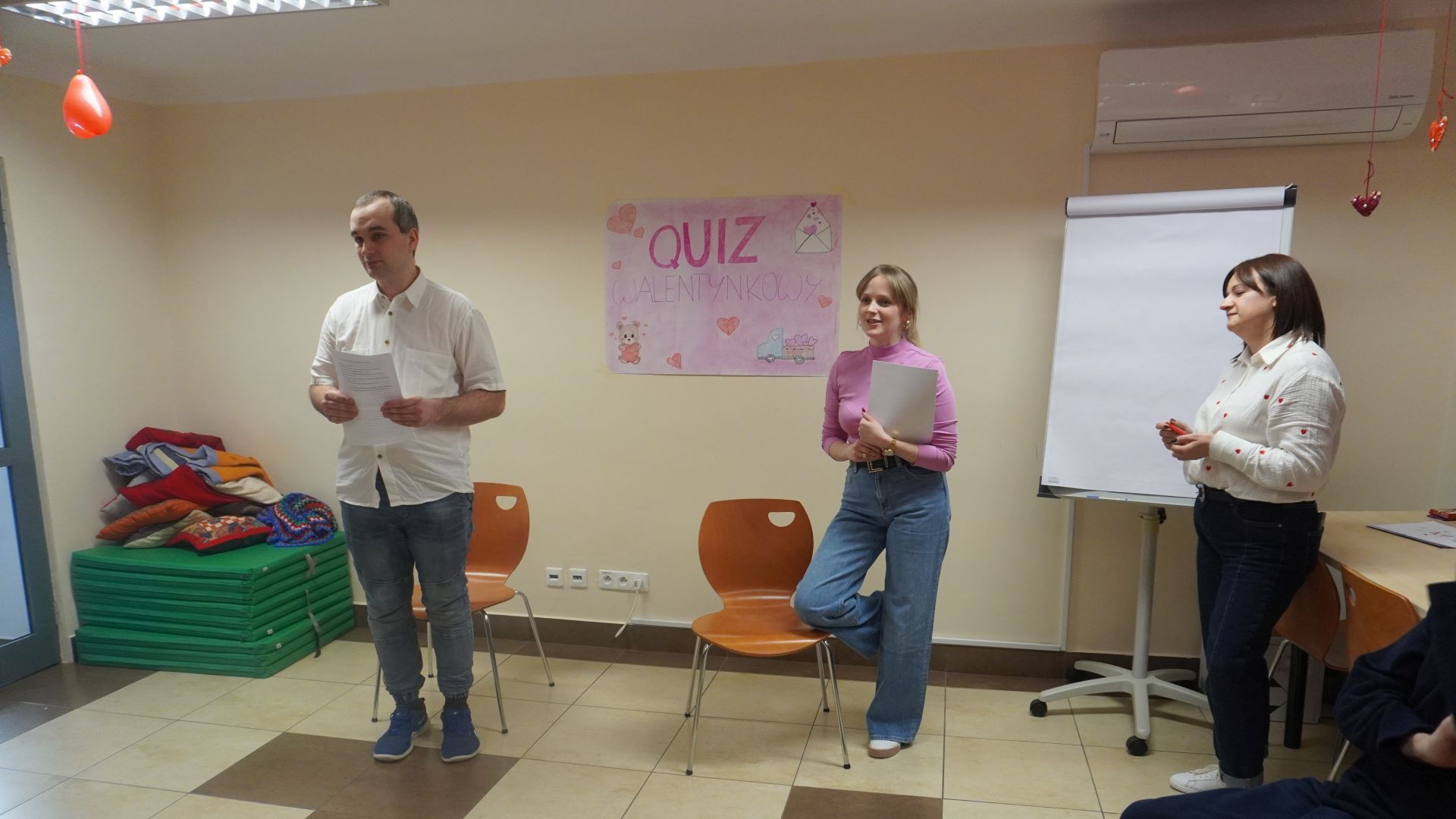 Terapeutka pani Zuzia wraz z uczestnikiem Konradem prowadzą quiz walentynkowy.
