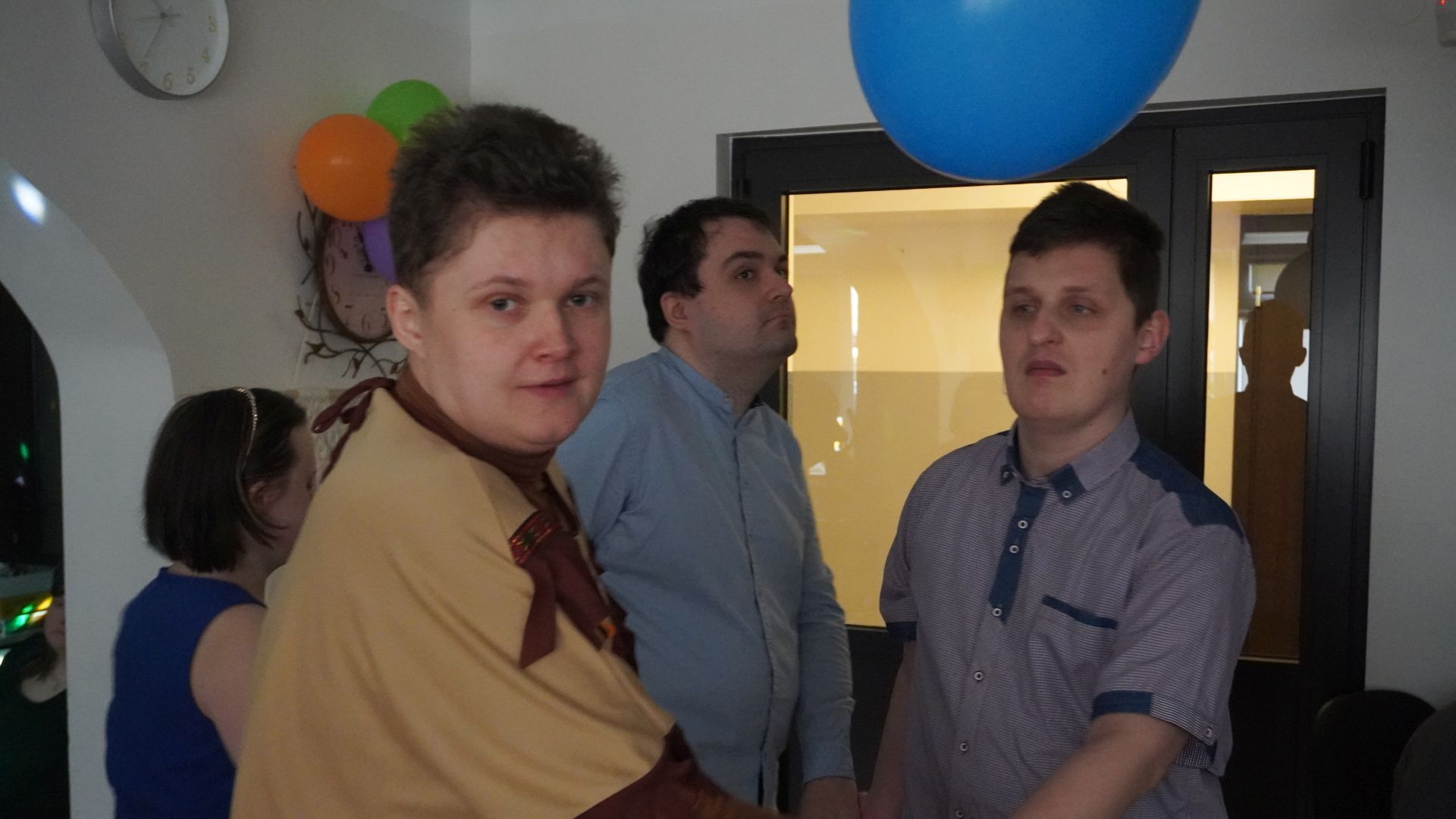 Uczestnicy Aneta, Damian i Artur tańczą w kółeczku podczas Balu Karnawałowego 2025.