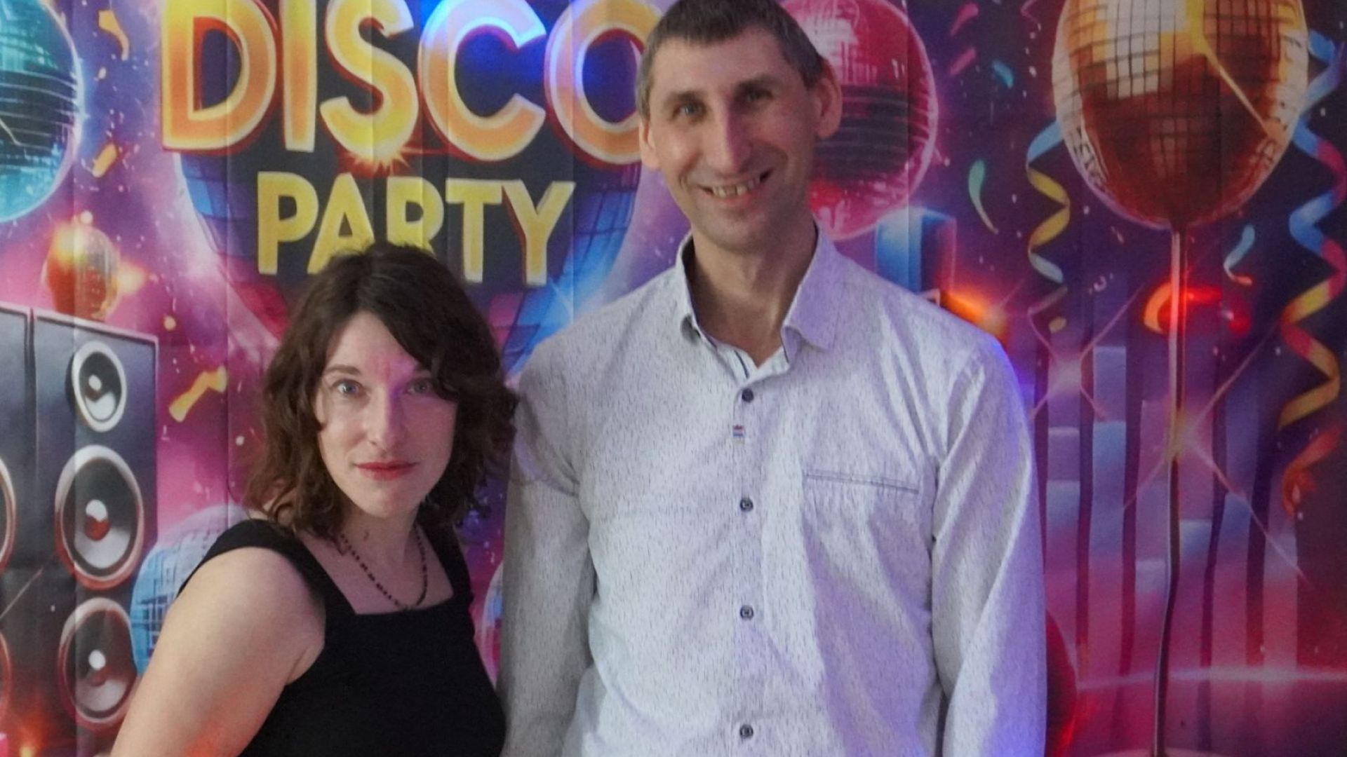 Uczestnicy Justyna K. i Sebastian pozują do zdjęcia na ściance z napisem Disco Party.