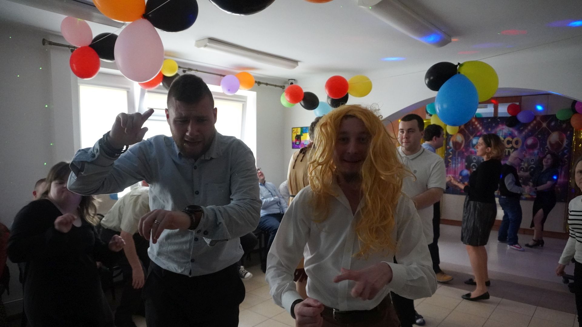 Uczestnicy Bartek i Maciek bawią się podczas Balu Karnawałowego 2025.