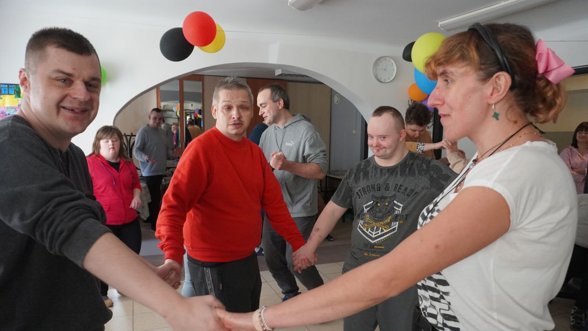Uczestniczy tańczą w kółku podczas dyskoteki ostatkowej 2025.