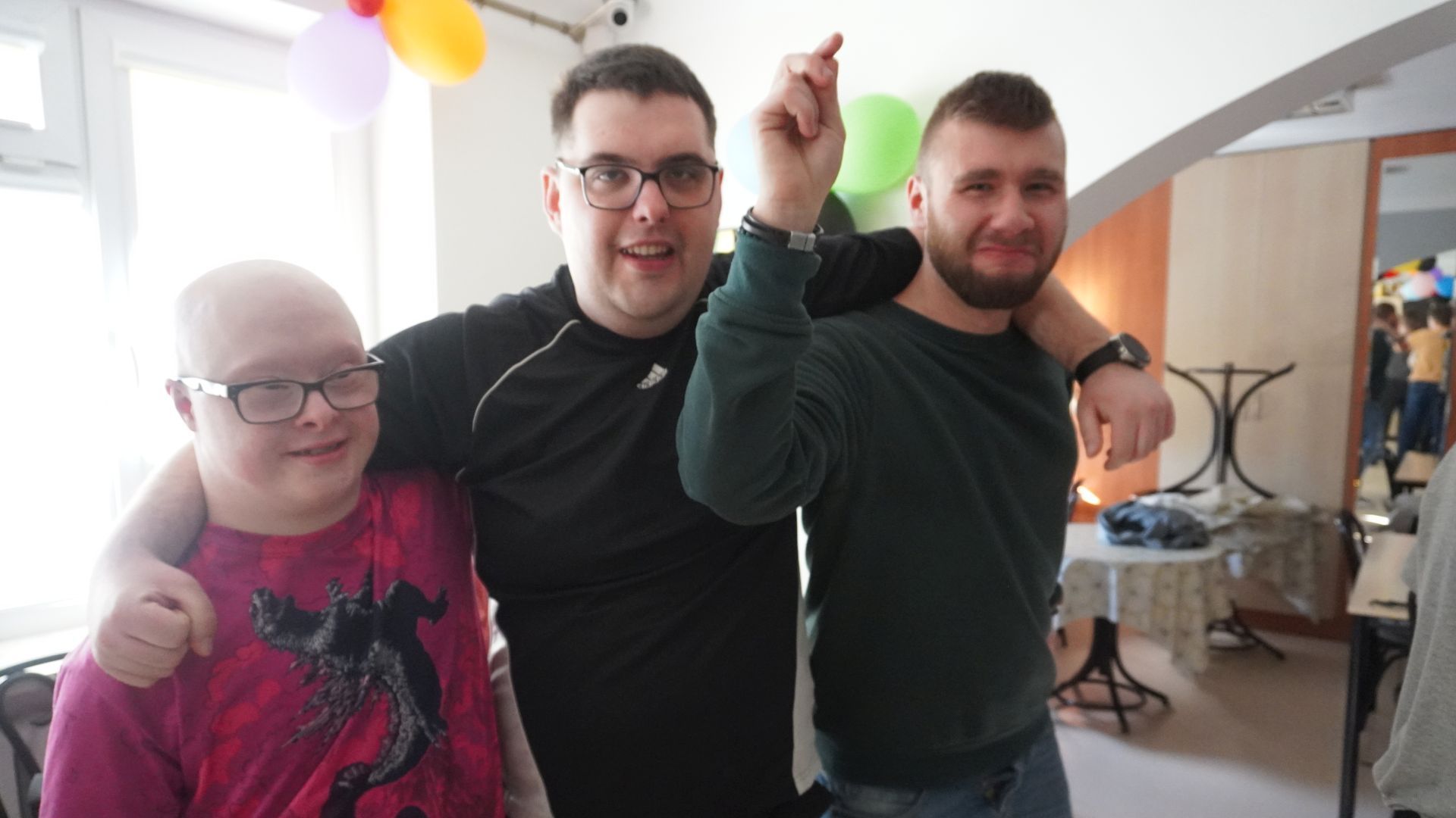 Uczestnicy Mateusz, Karol i Bartek podczas dyskoteki ostatkowej 2025.