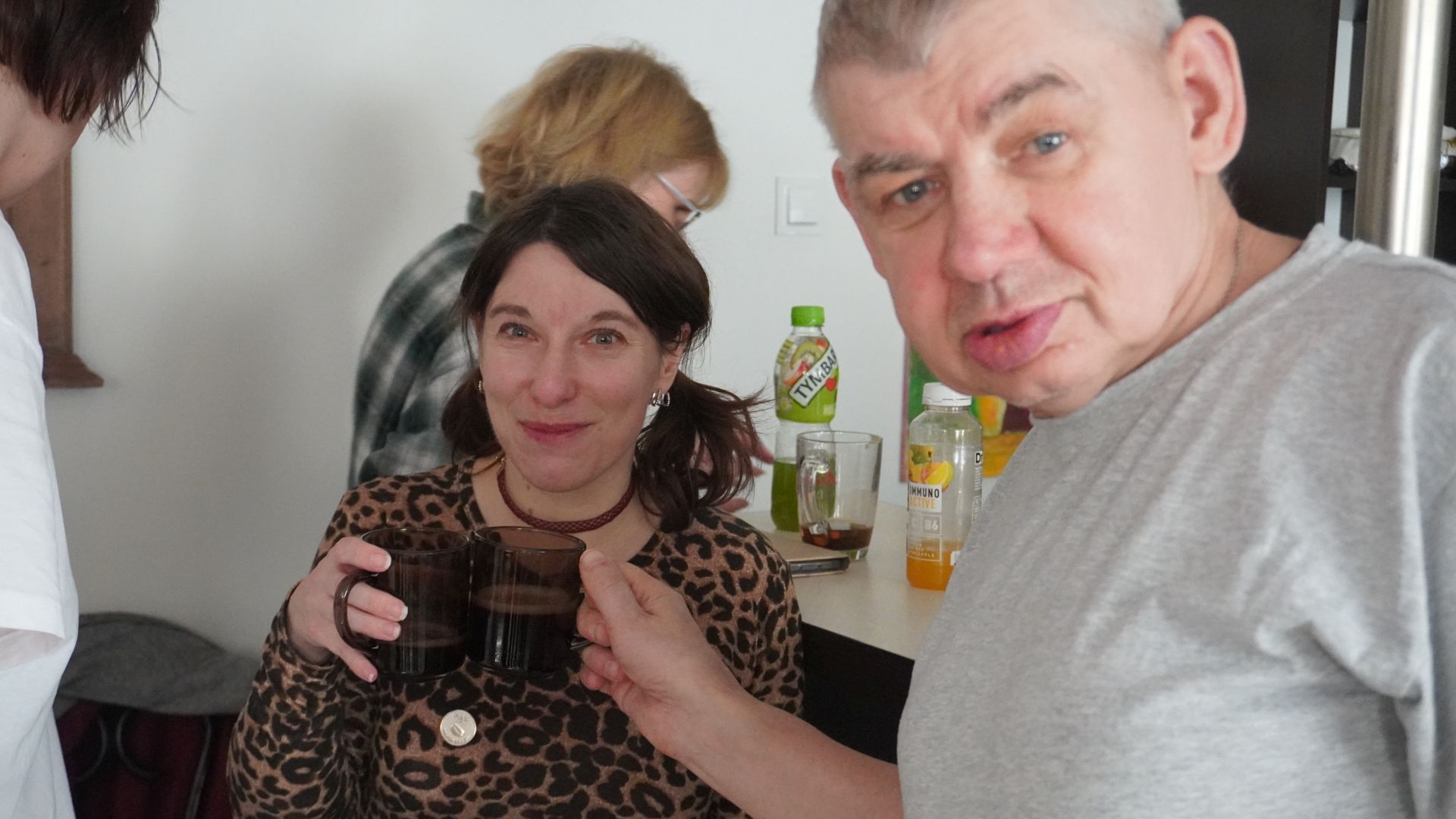 Uczestnicy piją szampana podczas dyskoteki ostatkowej 2025.