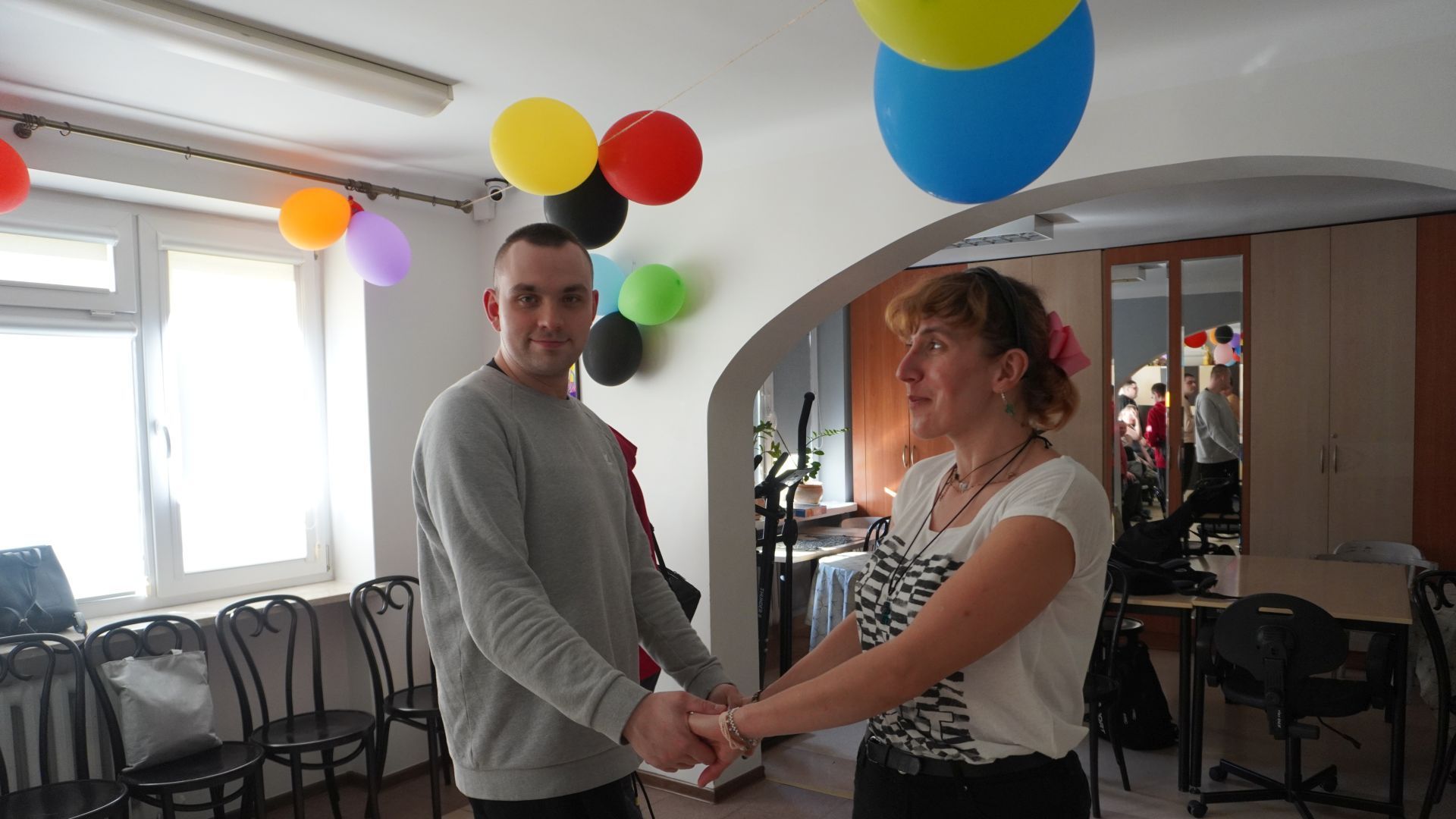 Uczestnicy Agnieszka W. i Paweł K. tańczą w parze podczas dyskoteki ostatkowej 2025.