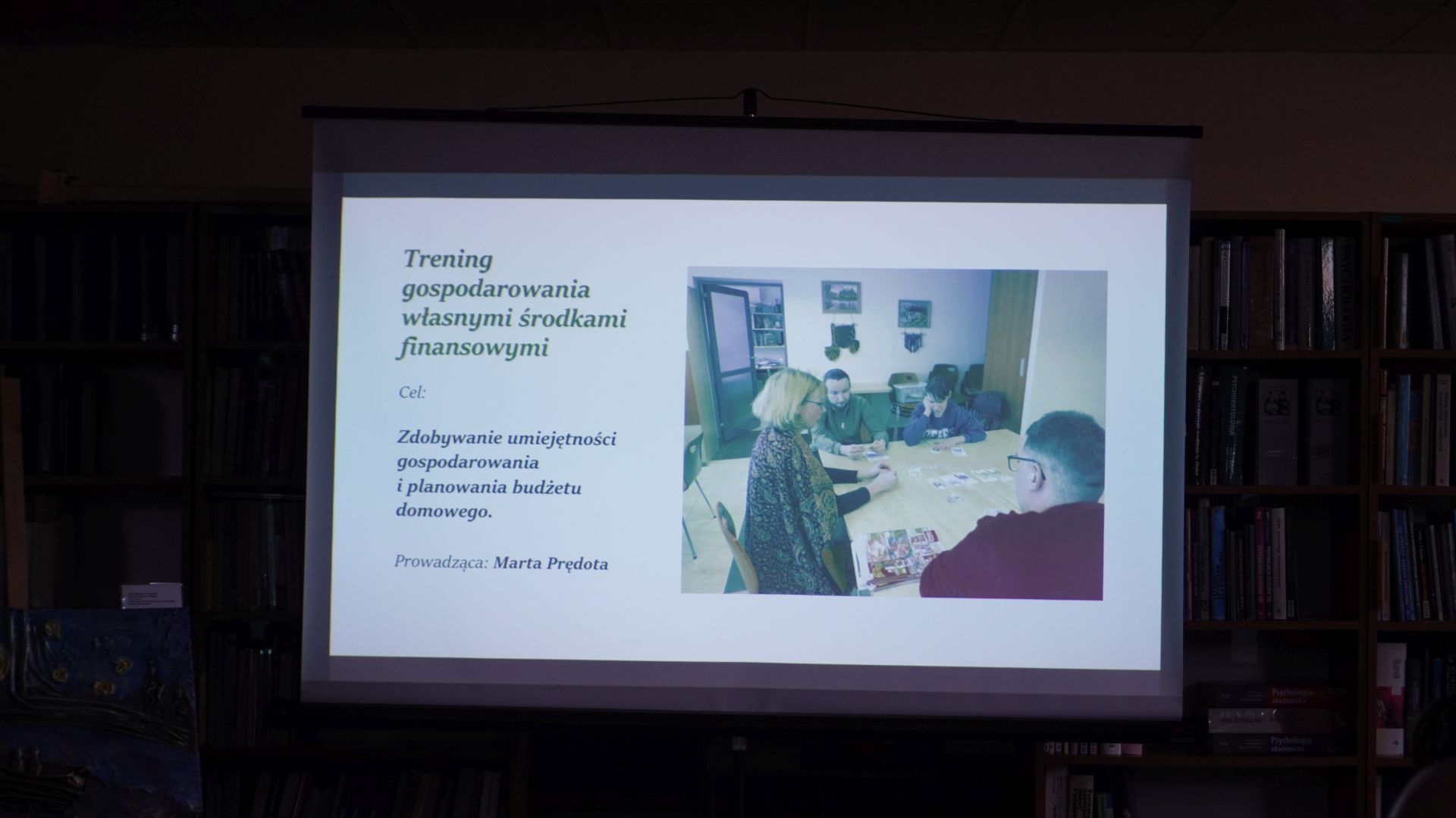 Slajd prezentacji multimedialnej prezentujący trening gospodarowania własnymi środkami finansowymi.