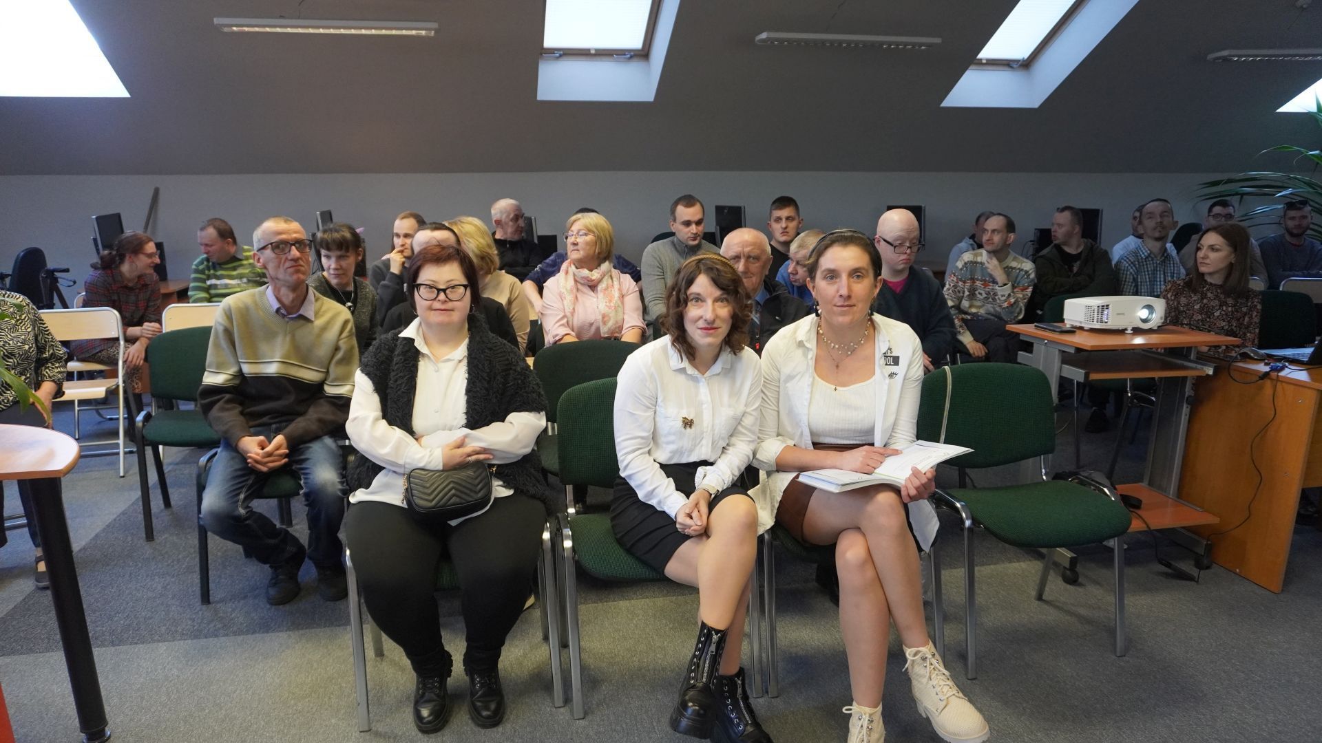 Widownia podczas oficjalnej części wernisażu ''Sztuka - moja pasja''.
