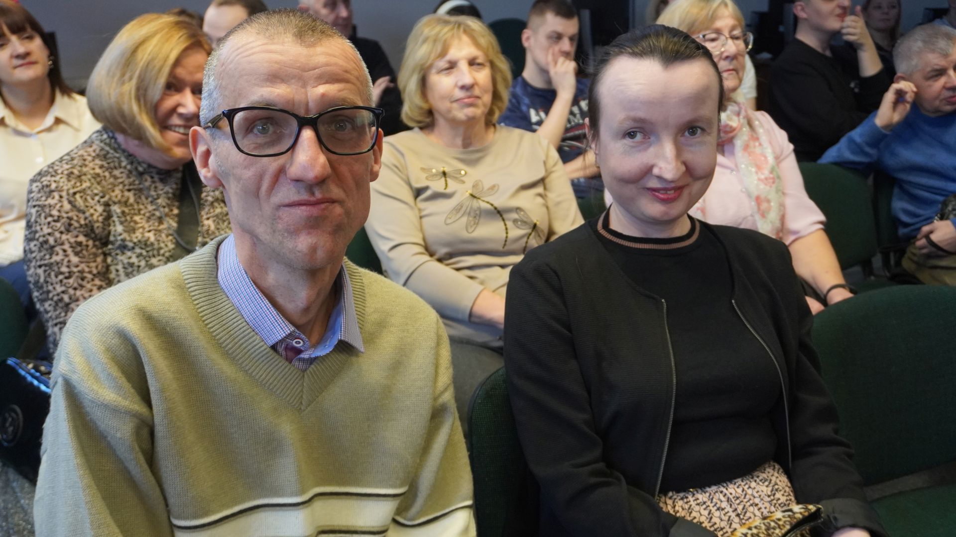 Uczestnicy Ania Cz. i Grzegorz S. podczas wernisażu ''Sztuka - moja pasja''.