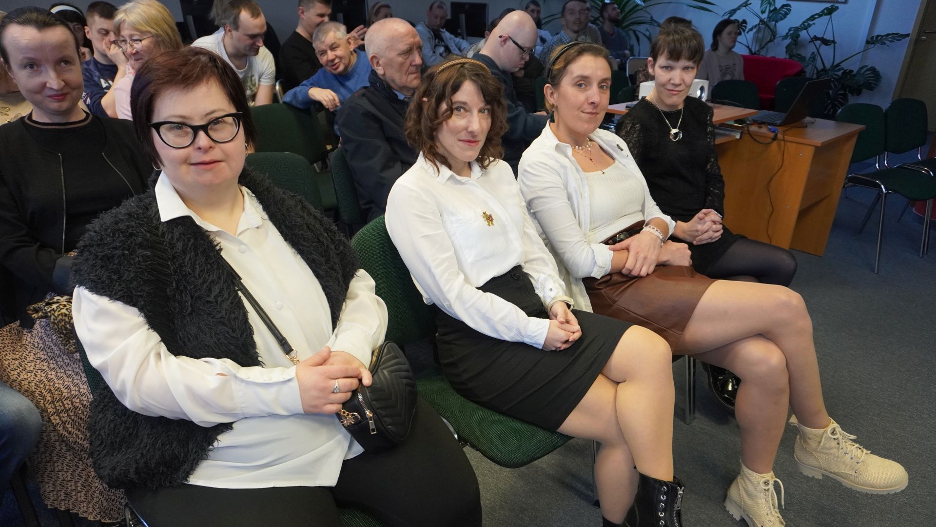 Uczestniczki Anna M., Justyna K., Agnieszka i Małgorzata podczas wernisażu ''Sztuka - moja pasja''.