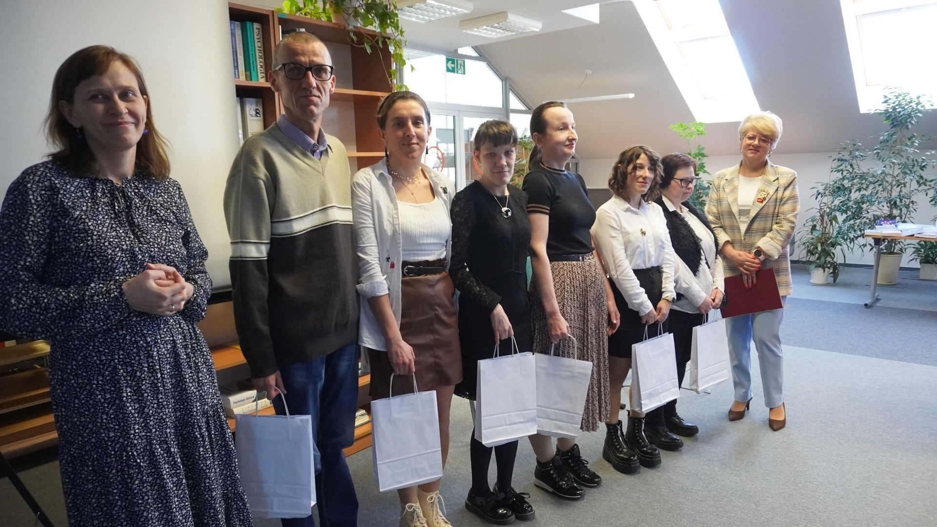 Autorzy prac prezentowanych podczas wystawy ''Sztuka - moja pasja'' wraz z terapeutami.