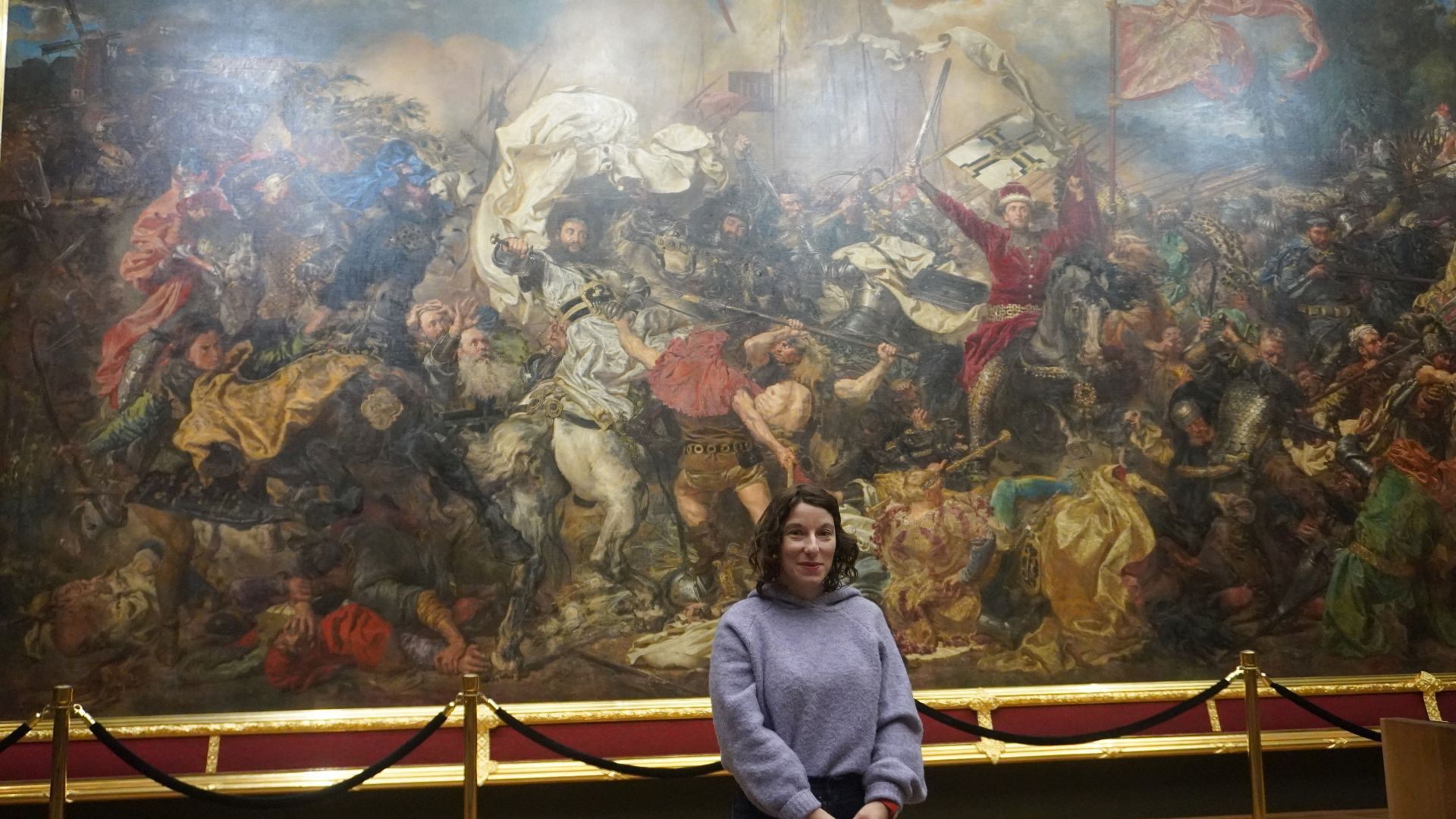 Uczestniczka Justyna pozuje do zdjęcia w Muzeum Narodowym w Warszawie na tle obrazu Jana Matejki ''Bitwa pod Grunwaldem''.