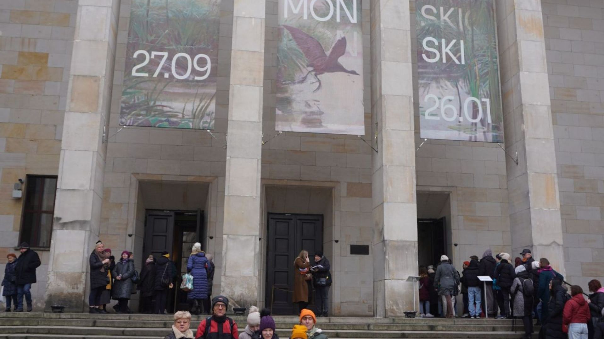 Nasi artyści wraz z Panią Iwonką pozują do zdjęcia przed Muzeum Narodowym w Warszawie.