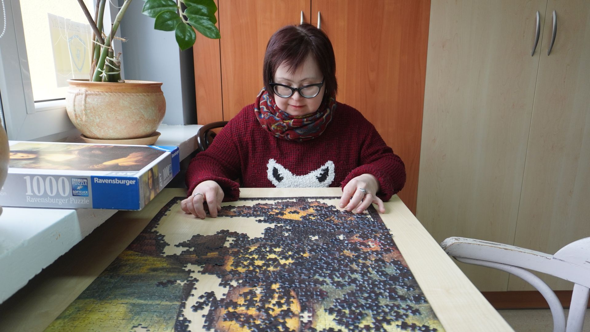 Uczestniczka Anna układa puzzle z 1000 elementów, przedstawiające słynną ''Mona Lisę''.