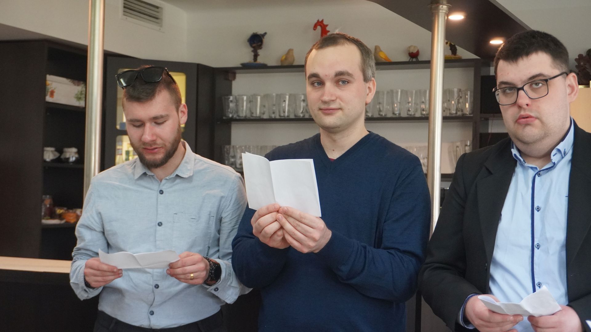 Uczestnicy Bartek, Konrad i Karol czytają życzenia z okazji Dnia Kobiet.