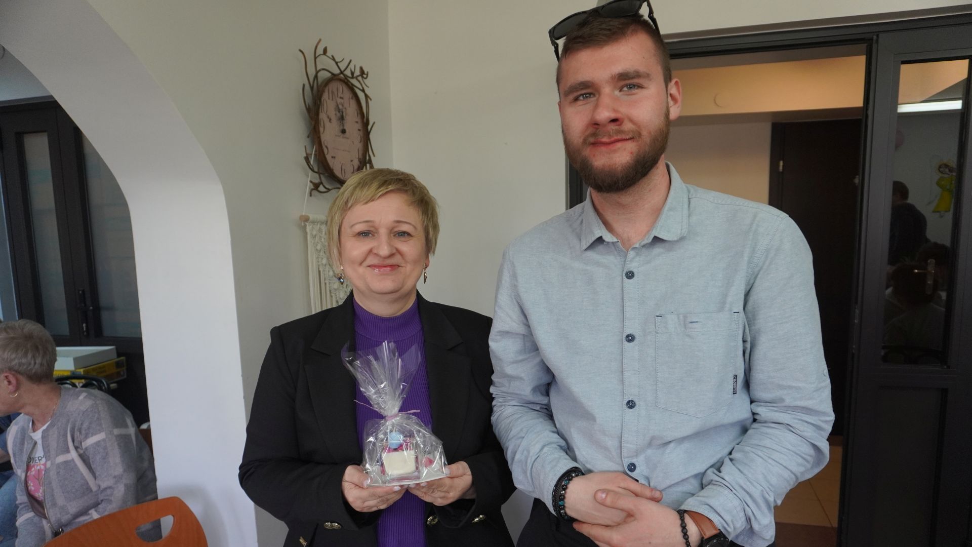 Uczestnik Bartek wręczył pani dyrektor Justynie Juszczak prezent z okazji Dnia Kobiet.