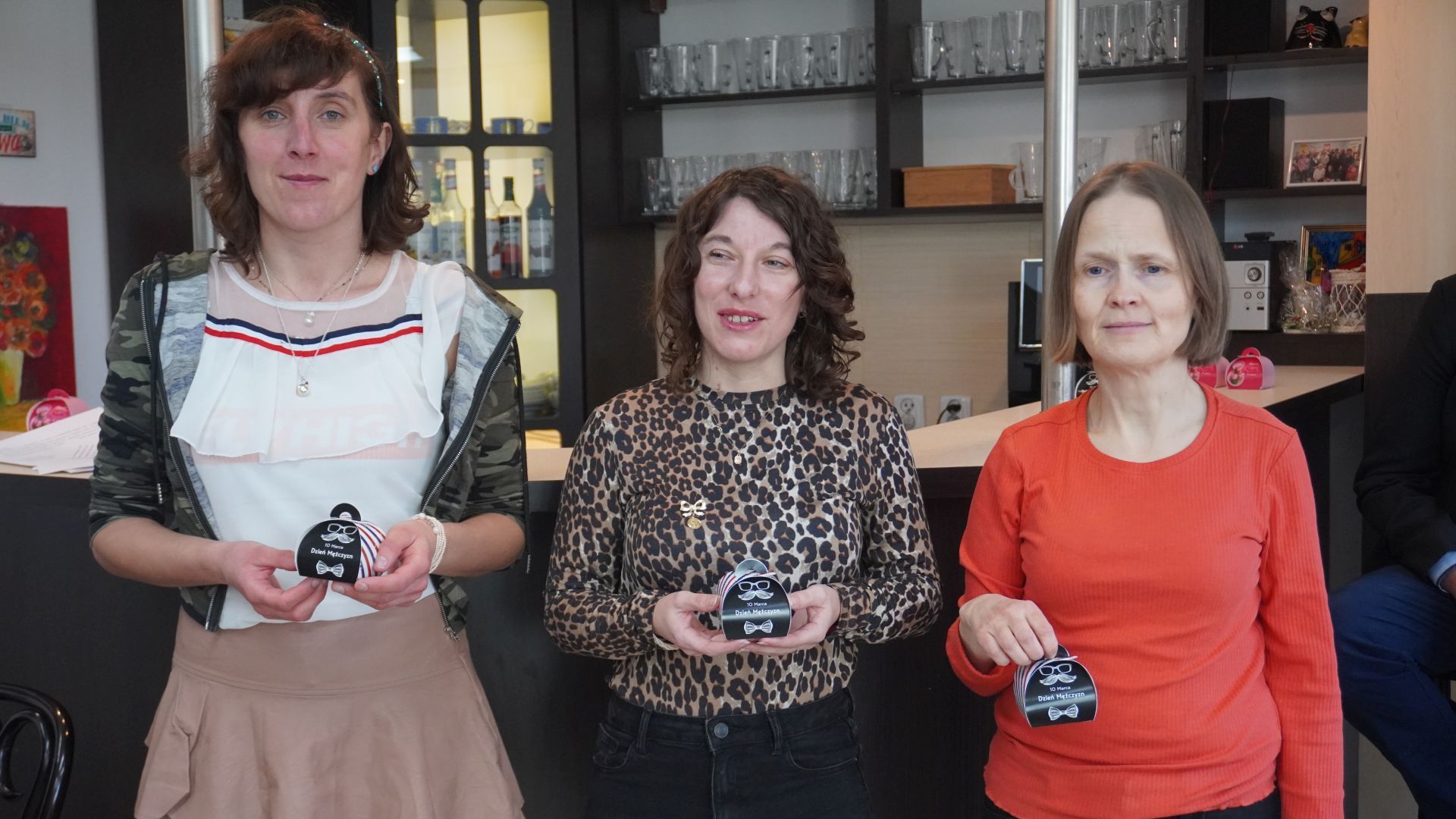 Uczestniczki Agnieszka, Justyna K. i Monika składają życzenia panom z okazji Dnia Mężczyzn. 