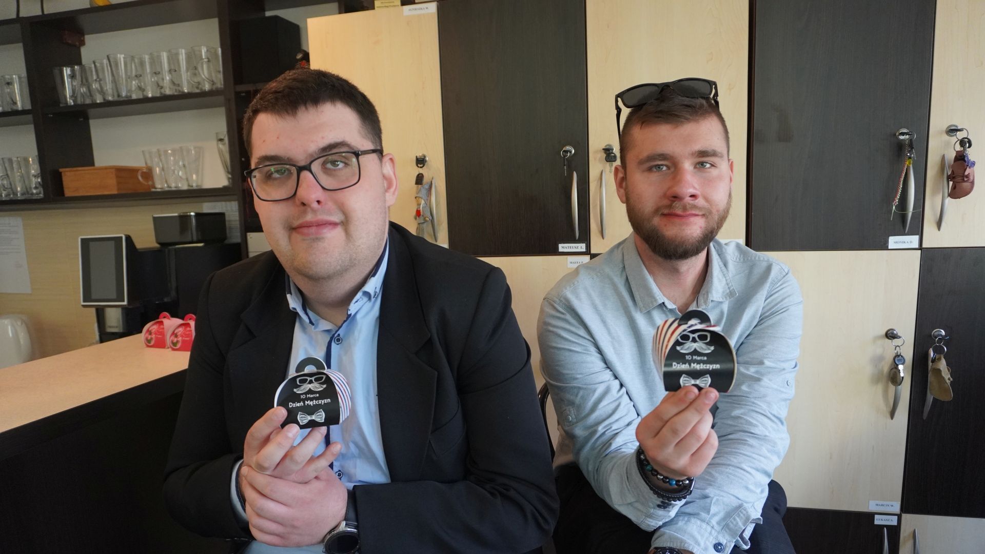 Uczestnicy Karol i Bartek z prezentami z okazji Dnia Mężczyzn. 