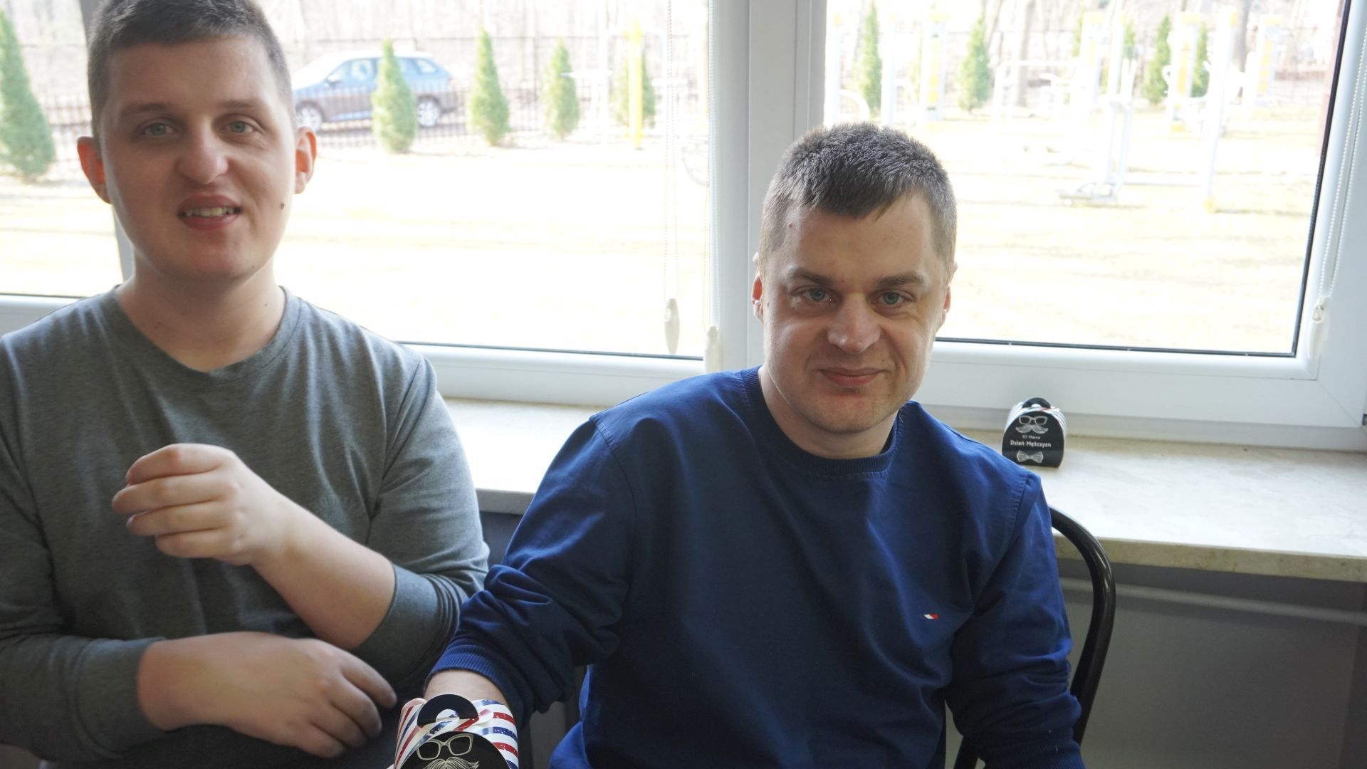 Uczestnicy Damian i Łukasz z prezentami z okazji Dnia Mężczyzn. 
