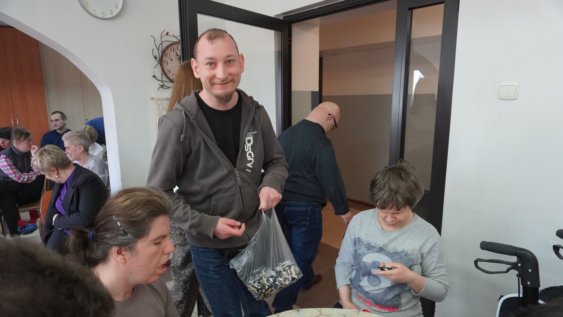 Uczestnik Maciek częstuje wszystkie kobiety cukierkami z okazji Dnia Kobiet. 