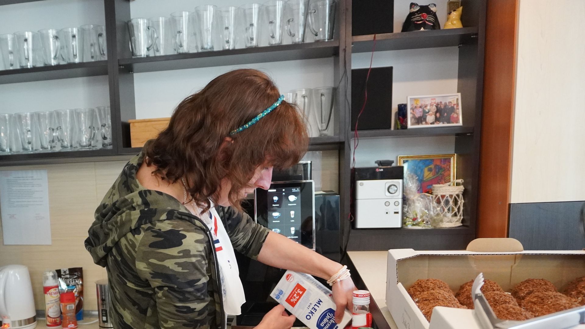 Uczestniczka Agnieszka W. przygotowuje kawę w Art.-kawiarni podczas Dnia Kobiet i Mężczyzn.