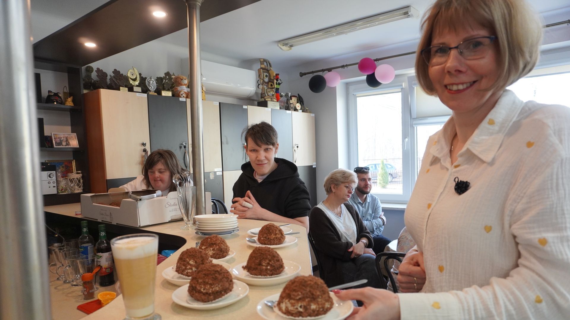 Terapeutka pani Marta podczas podawania ciastek z okazji Dnia Kobiet i Mężczyzn.