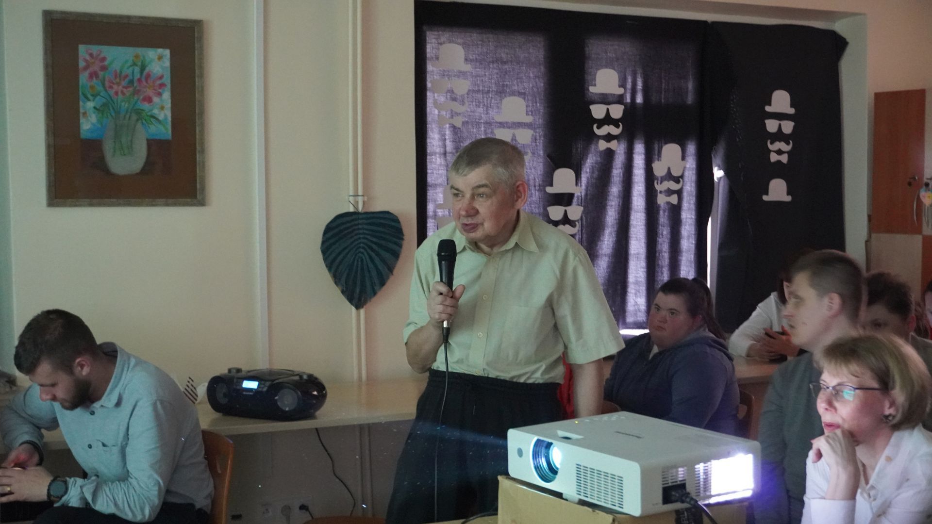 Uczestnik pan Sławek śpiewa piosenkę podczas karaoke z okazji Dnia Kobiet i Mężczyzn.
