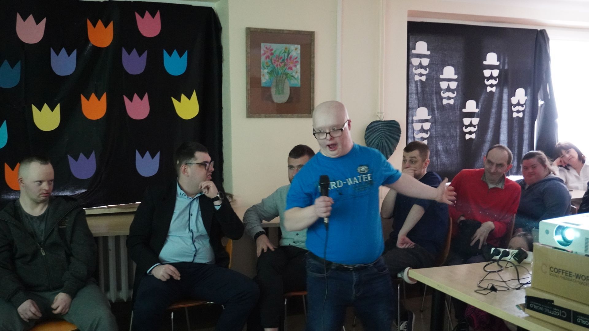 Uczestnik Mateusz śpiewa piosenkę podczas karaoke z okazji Dnia Kobiet i Mężczyzn.