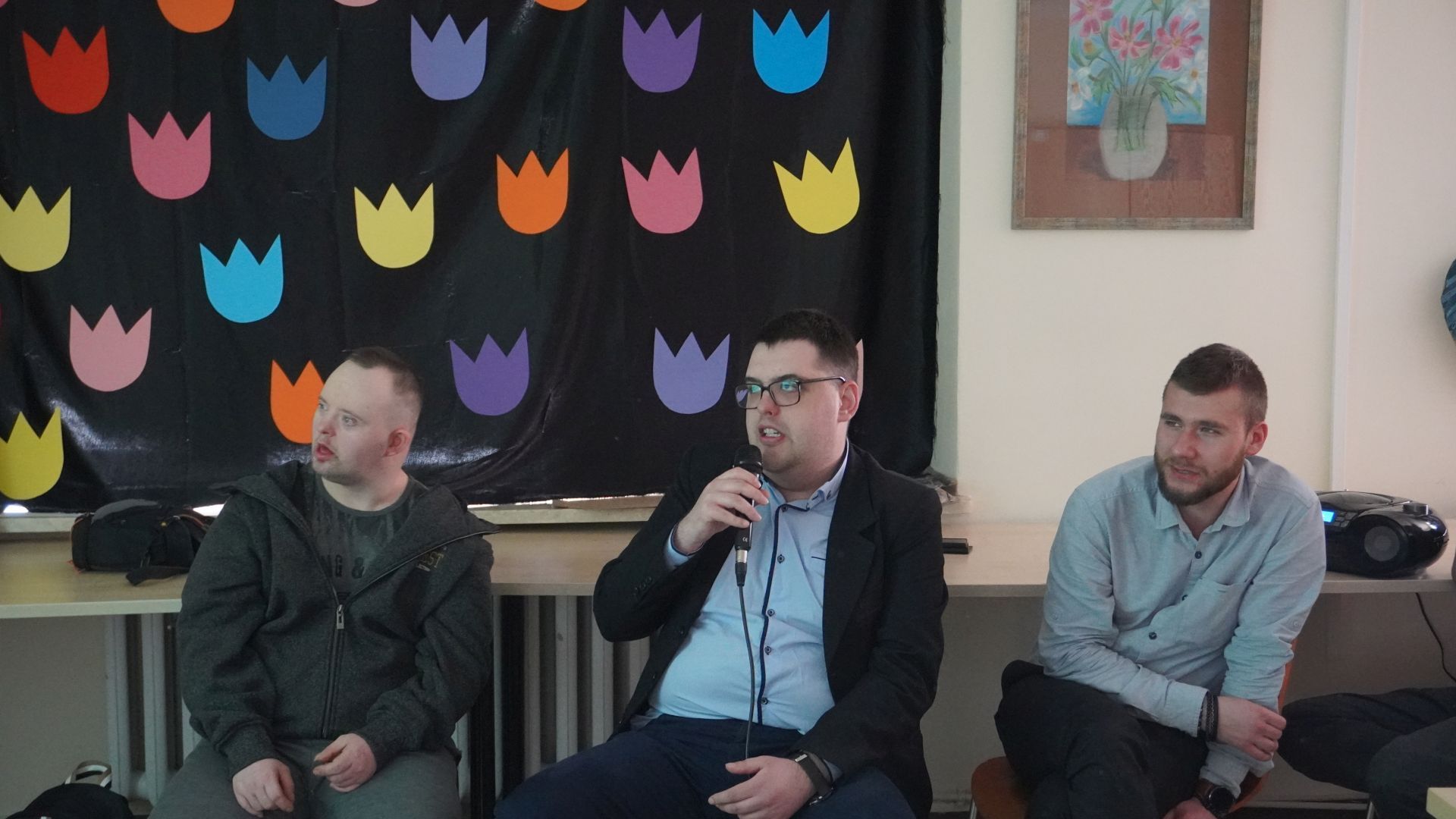 Uczestnik Karol śpiewa piosenkę podczas karaoke z okazji Dnia Kobiet i Mężczyzn.