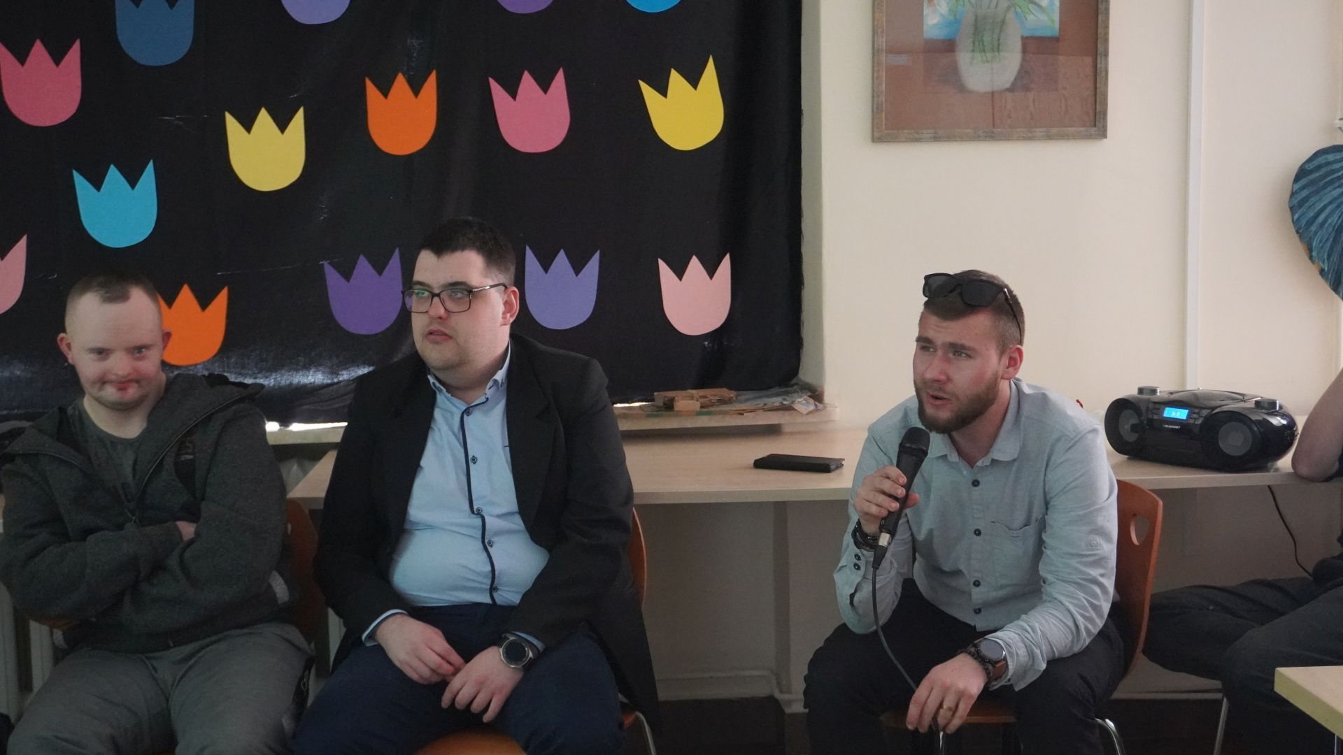 Uczestnik Bartek śpiewa piosenkę podczas karaoke z okazji Dnia Kobiet i Mężczyzn.