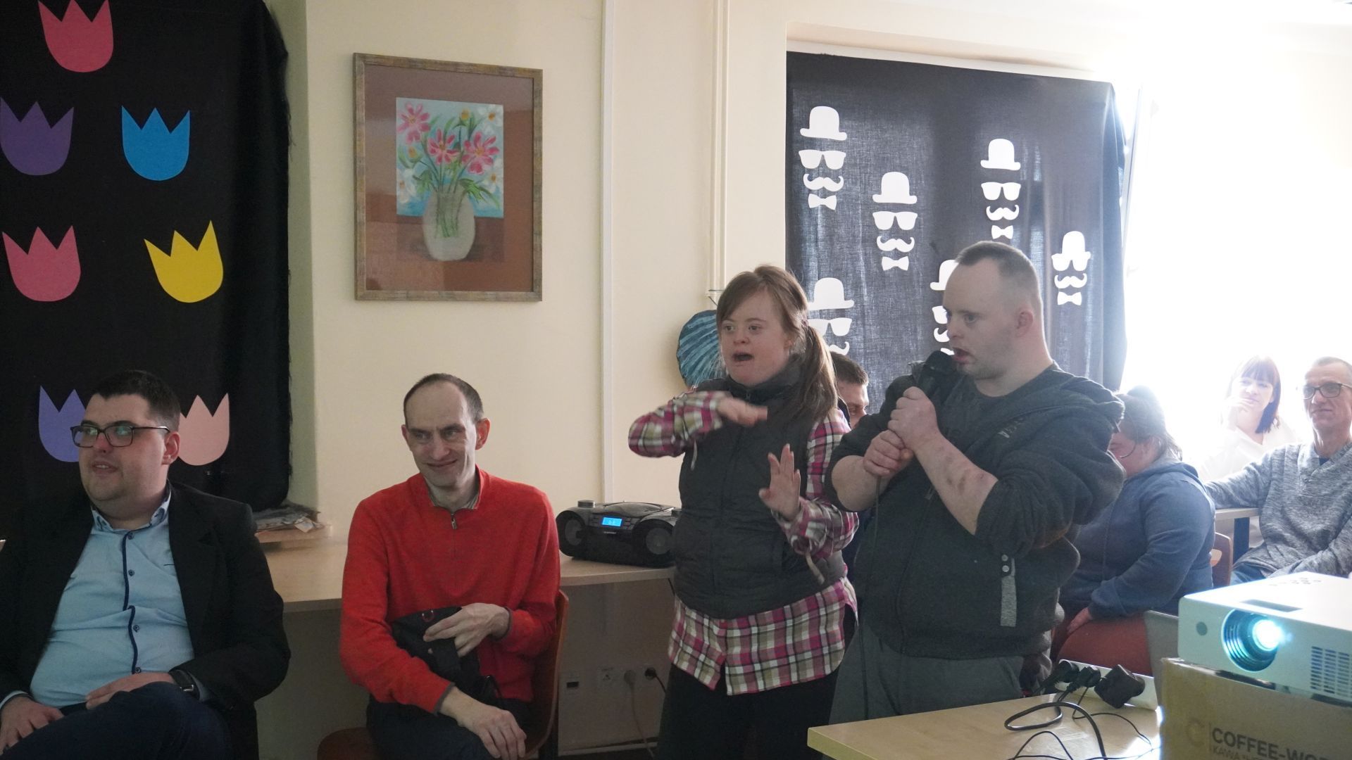 Uczestnicy Martyna i Darek śpiewają wspólnie piosenkę podczas karaoke z okazji Dnia Kobiet i Mężczyzn.
