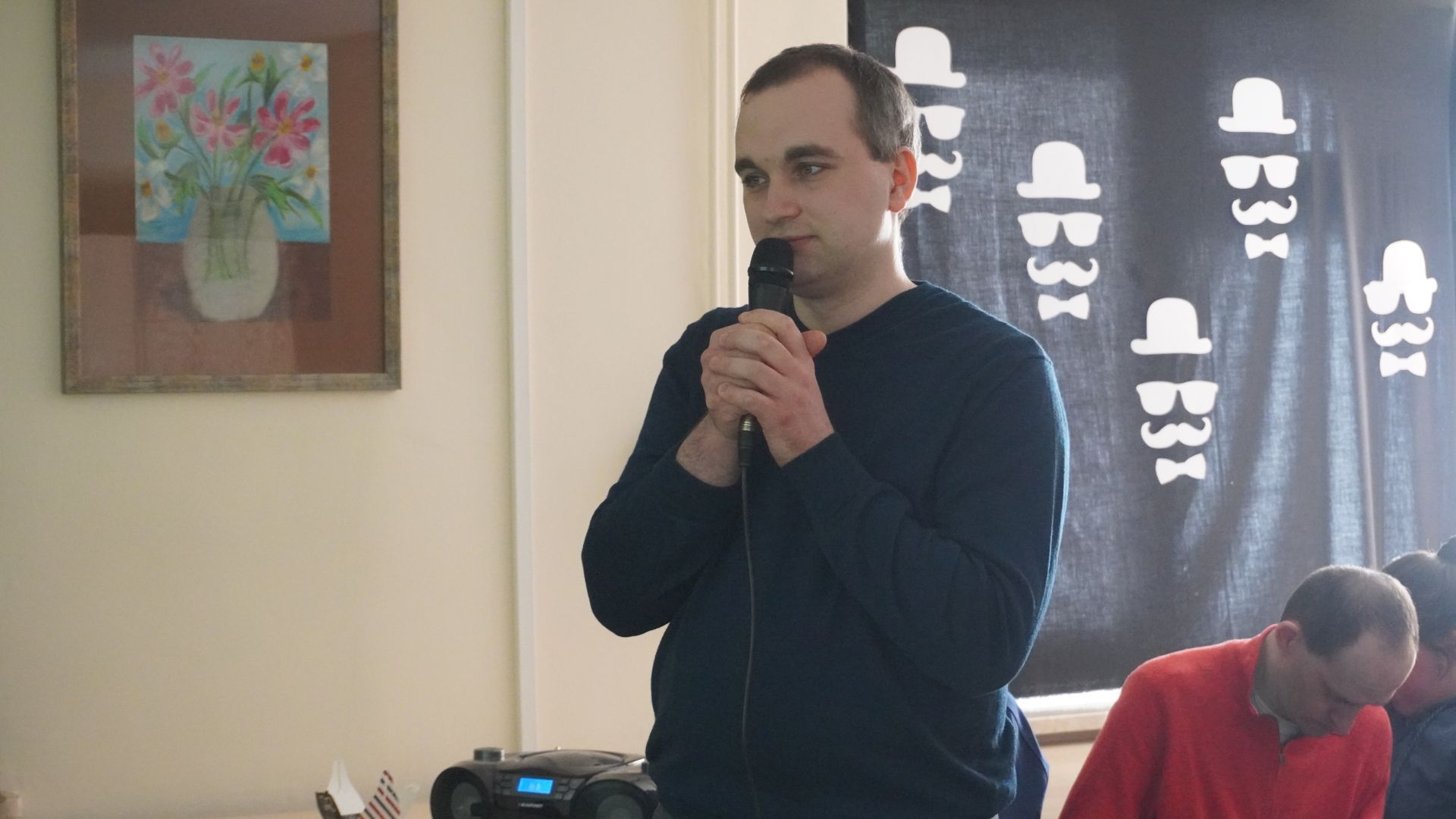 Uczestnik Konrad śpiewa piosenkę podczas karaoke z okazji Dnia Kobiet i Mężczyzn.