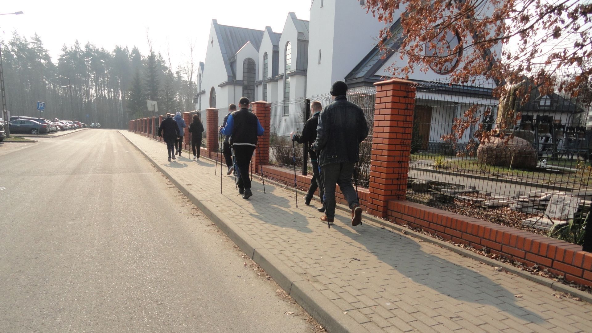 Grupa uczestników maszerująca z kijkami do nordic walking podczas pierwszego wyjścia w tym roku. 