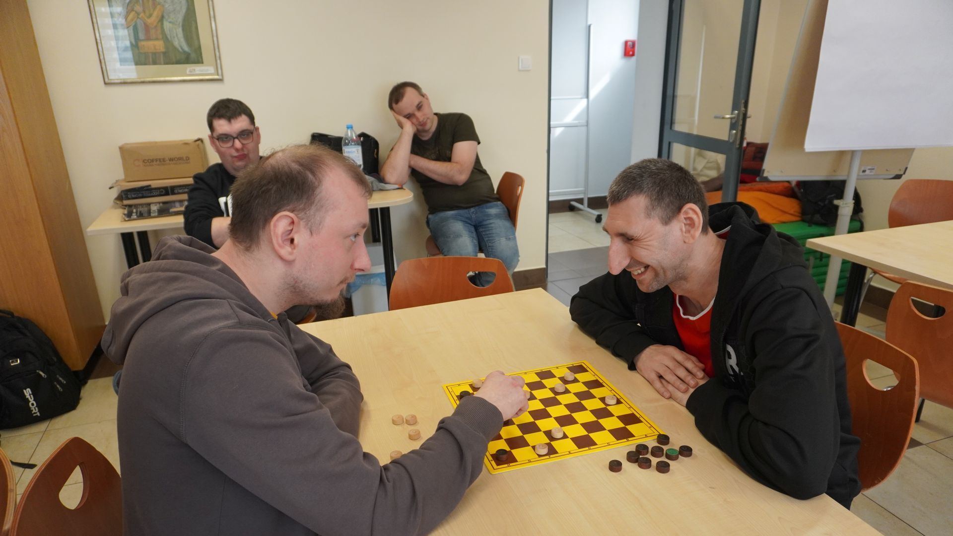 Uczestnicy Maciek i Sebastian grają w warcaby podczas Turnieju warcabowego 2025.