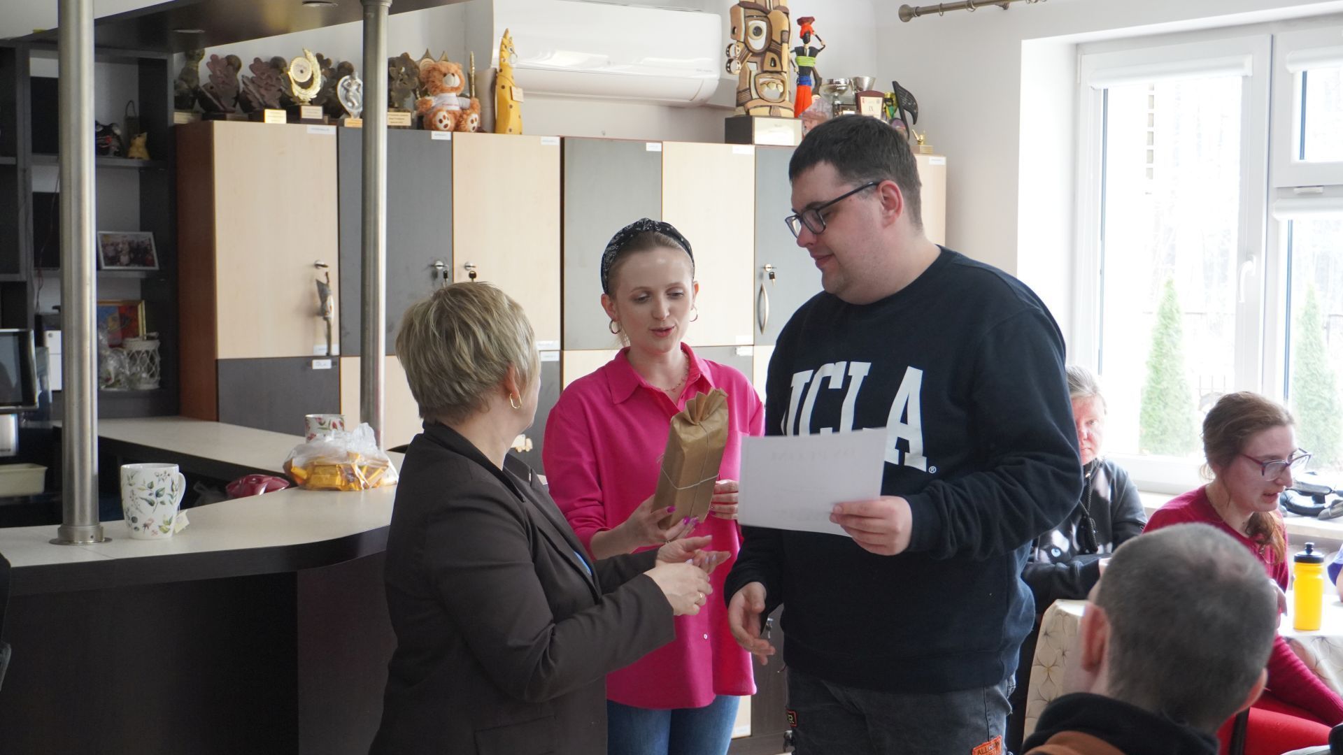 Pani dyrektor Justyna Juszczak wręcza Karolowi dyplom za zajęcie II miejsca w Turnieju warcabowym 2025.